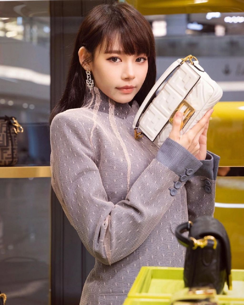 林明祯凭着饭气攻心喵喵这个角色走红后广告接个不断.