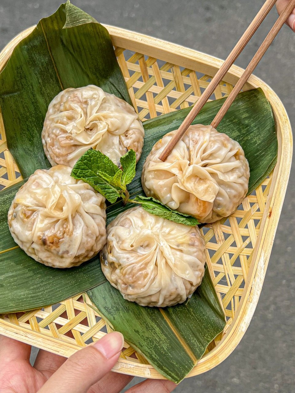 超糯 来江汉路玩的bb一定要试试这个芝士咸蛋黄纸皮烧麦!