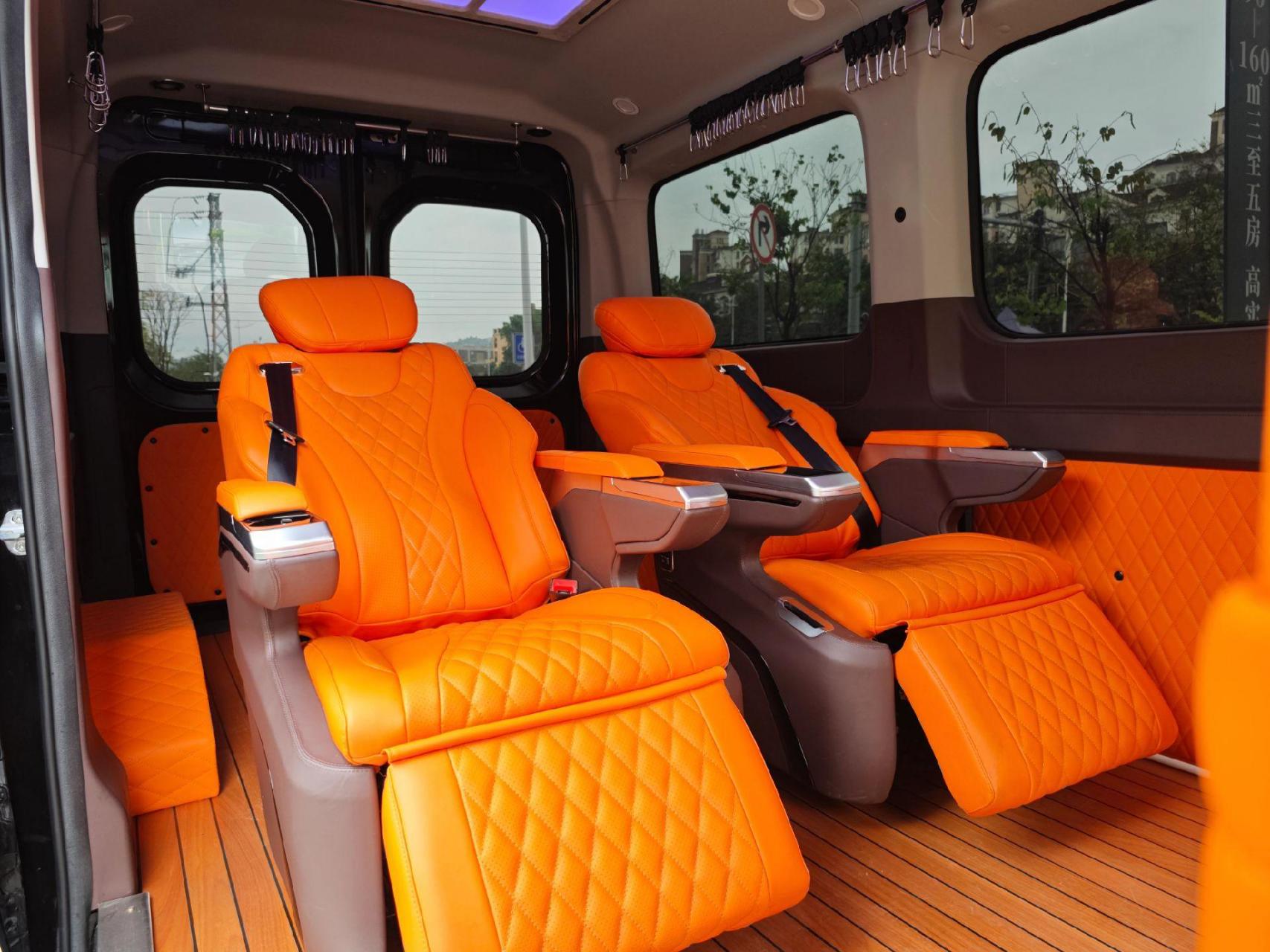 22年上汽大通v90长轴高顶智运版6座 2.