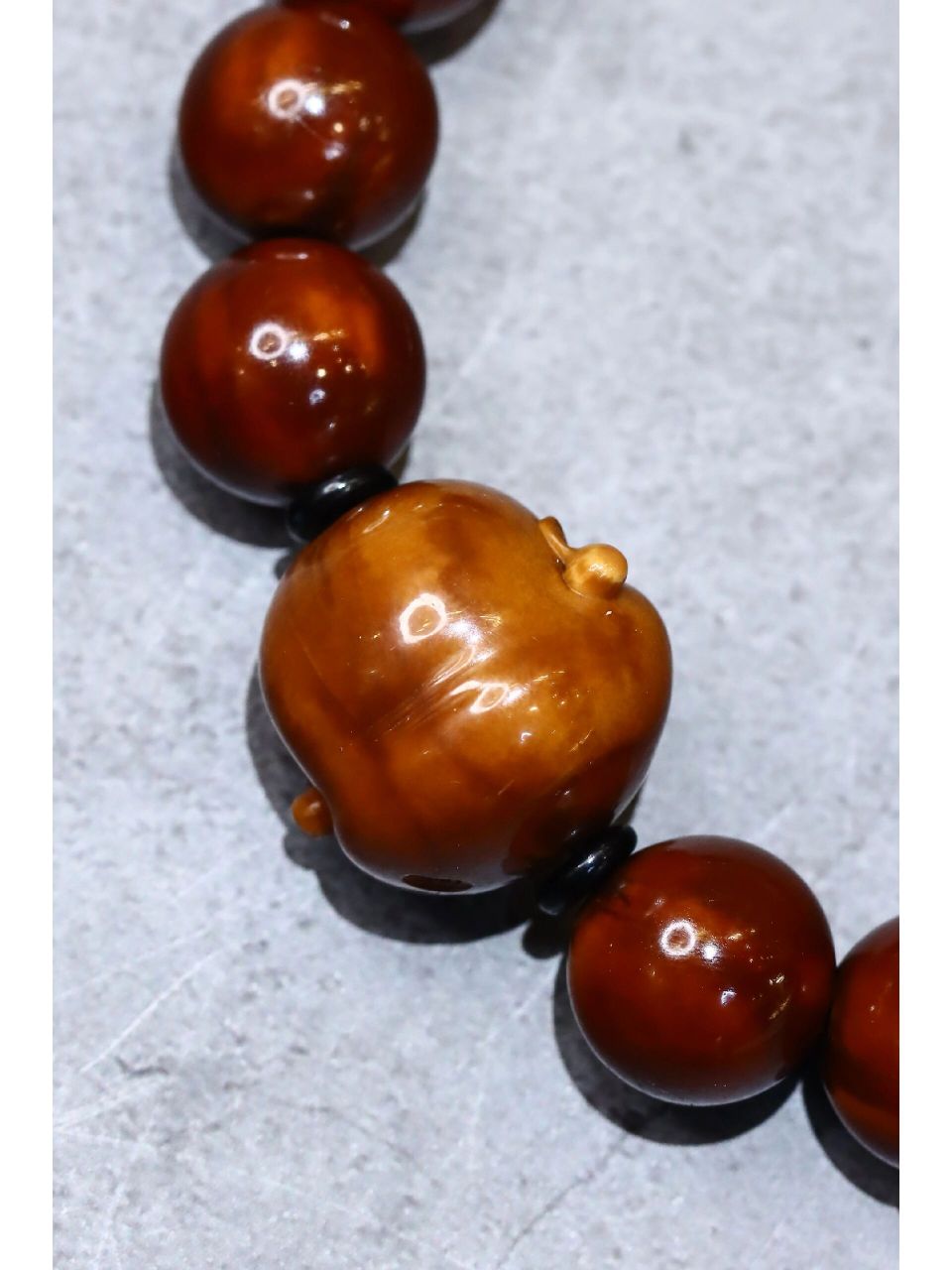橄榄核光珠手串 橄榄核光珠手串,经多年盘玩包浆厚重,颜色非常红润.