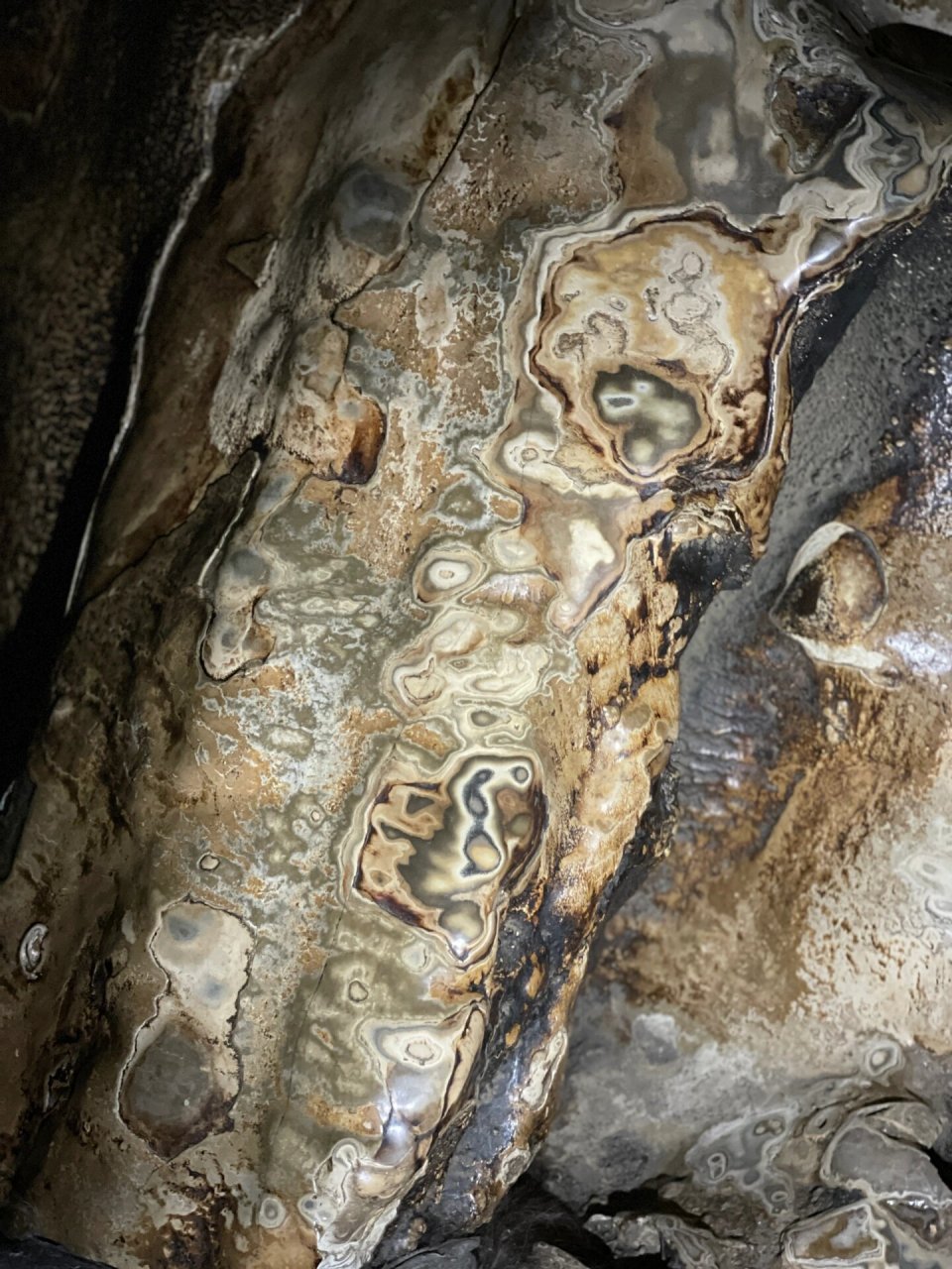 扎央宗溶洞 扎央宗溶洞据传是莲花生大师曾经在里面修行3年3个月零3天