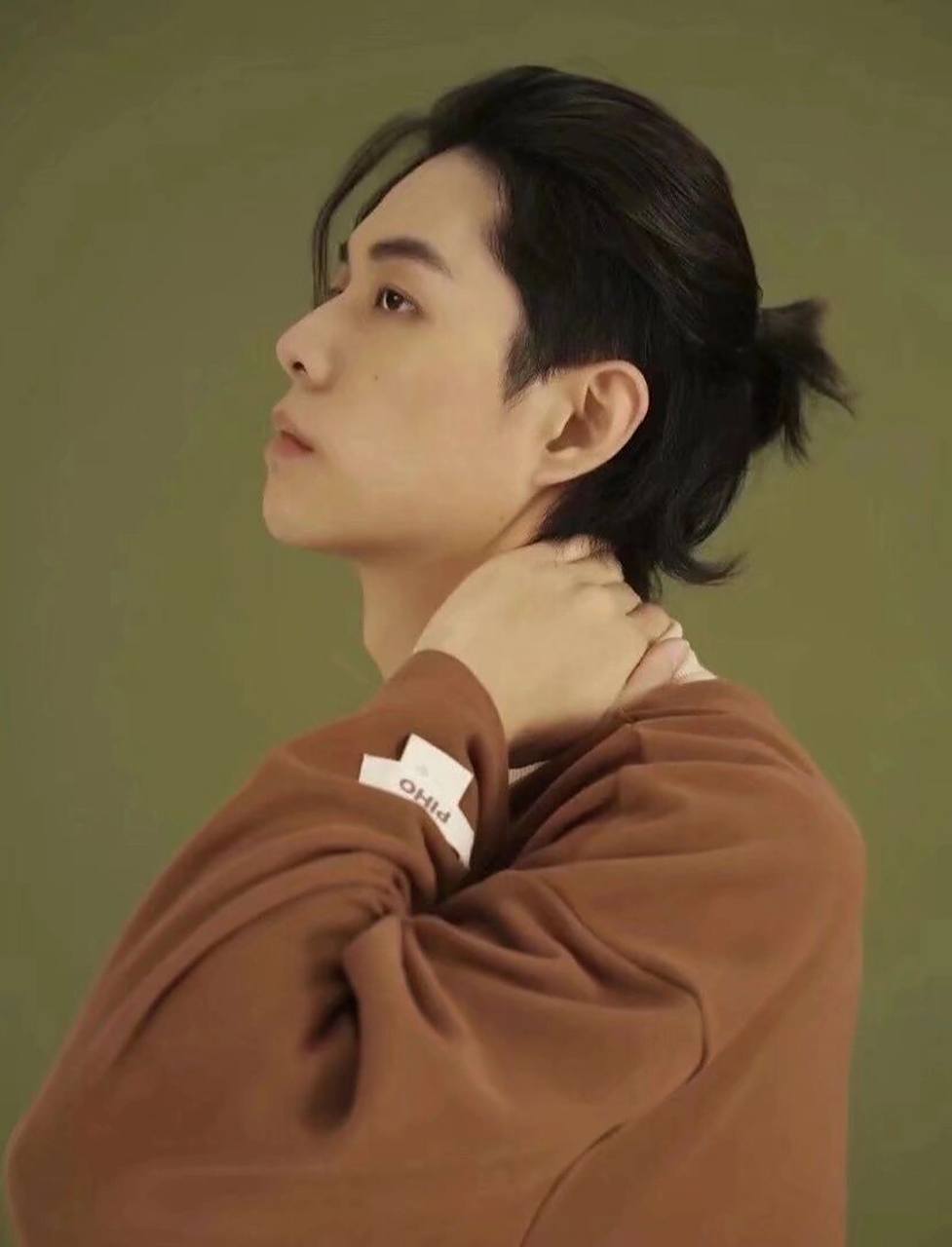 男生扎辫子发型 一个偏中性风格的造型,男女都可以 两边的头发没有修