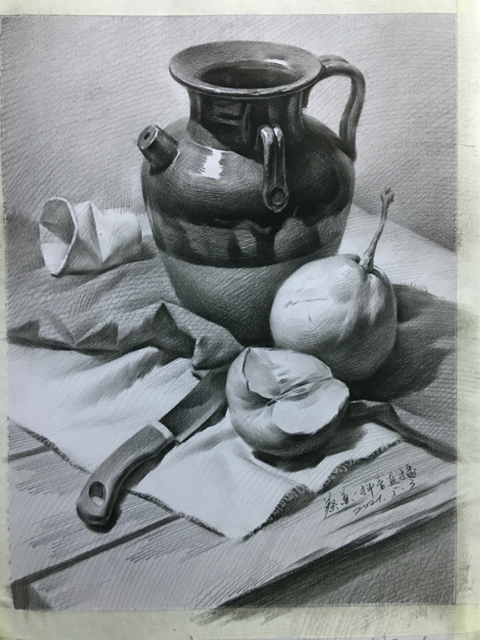 蔡兼素描静物步骤: (笔杆颜色:红色硬炭,黄色中炭,绿色软碳,银色特软