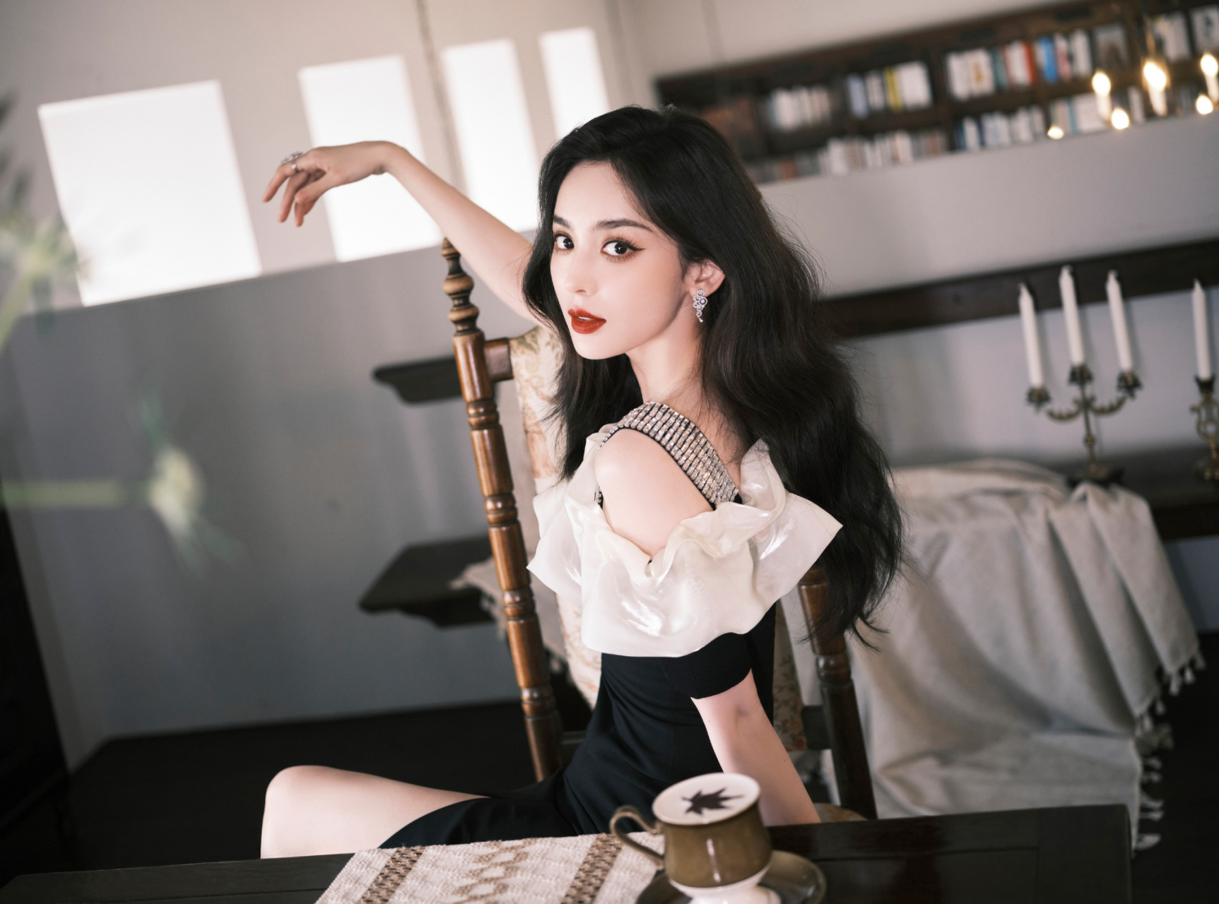 古力娜扎红唇黑裙美腿,是心动的感觉