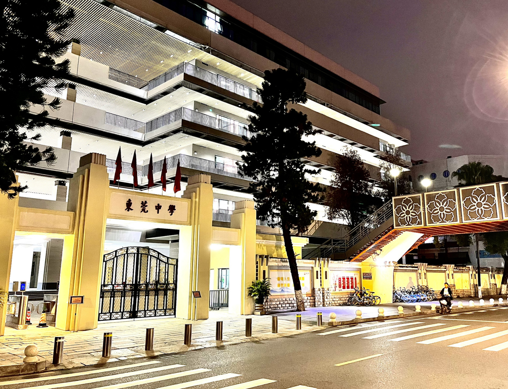 东莞中学高中部|夜幕降临后的百年名校 少了白天的嘈杂,多了入夜后的