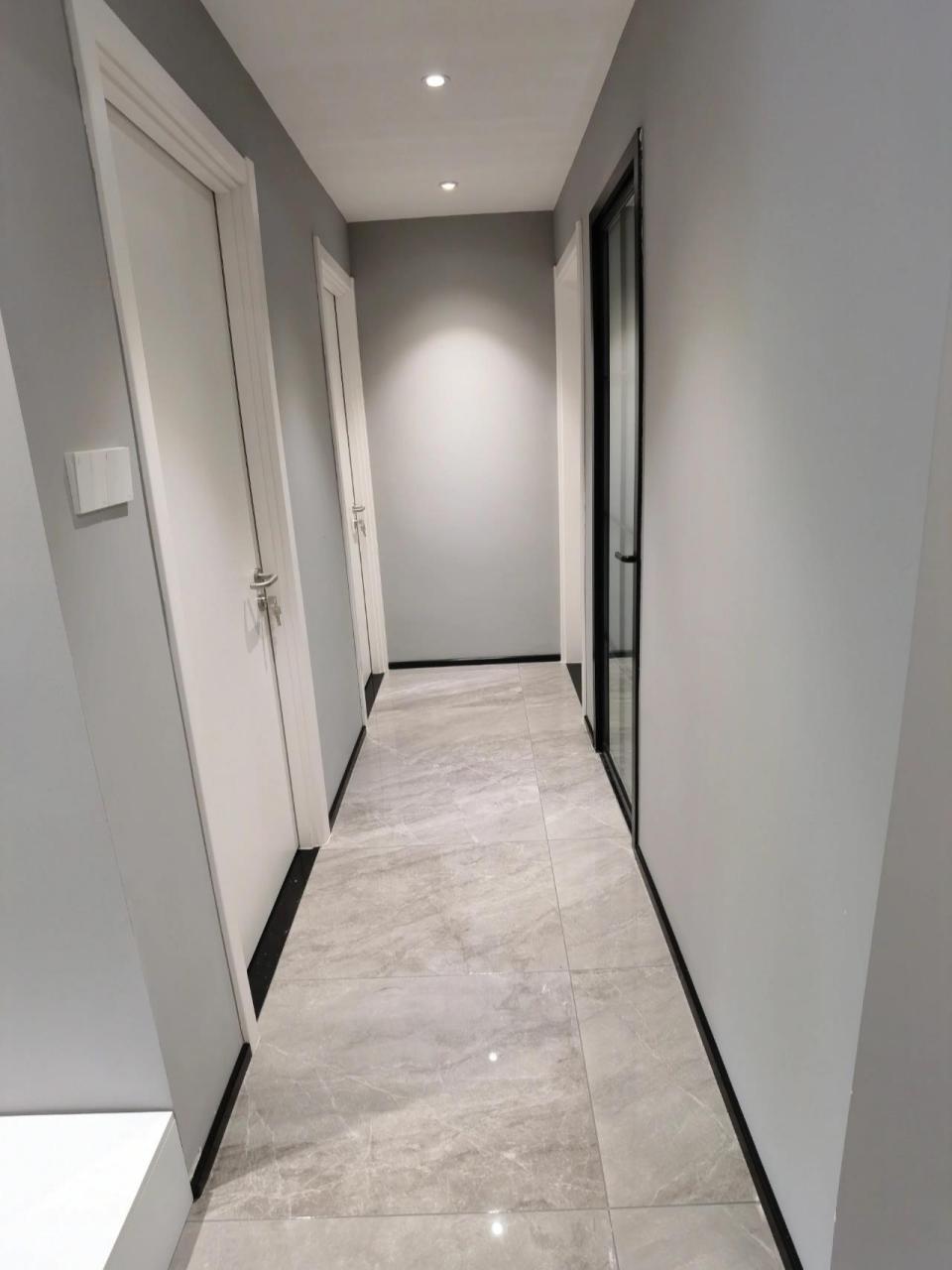 一开始我很坚定地全部选白色六公分踢脚线,因为大家说一般都是跟着