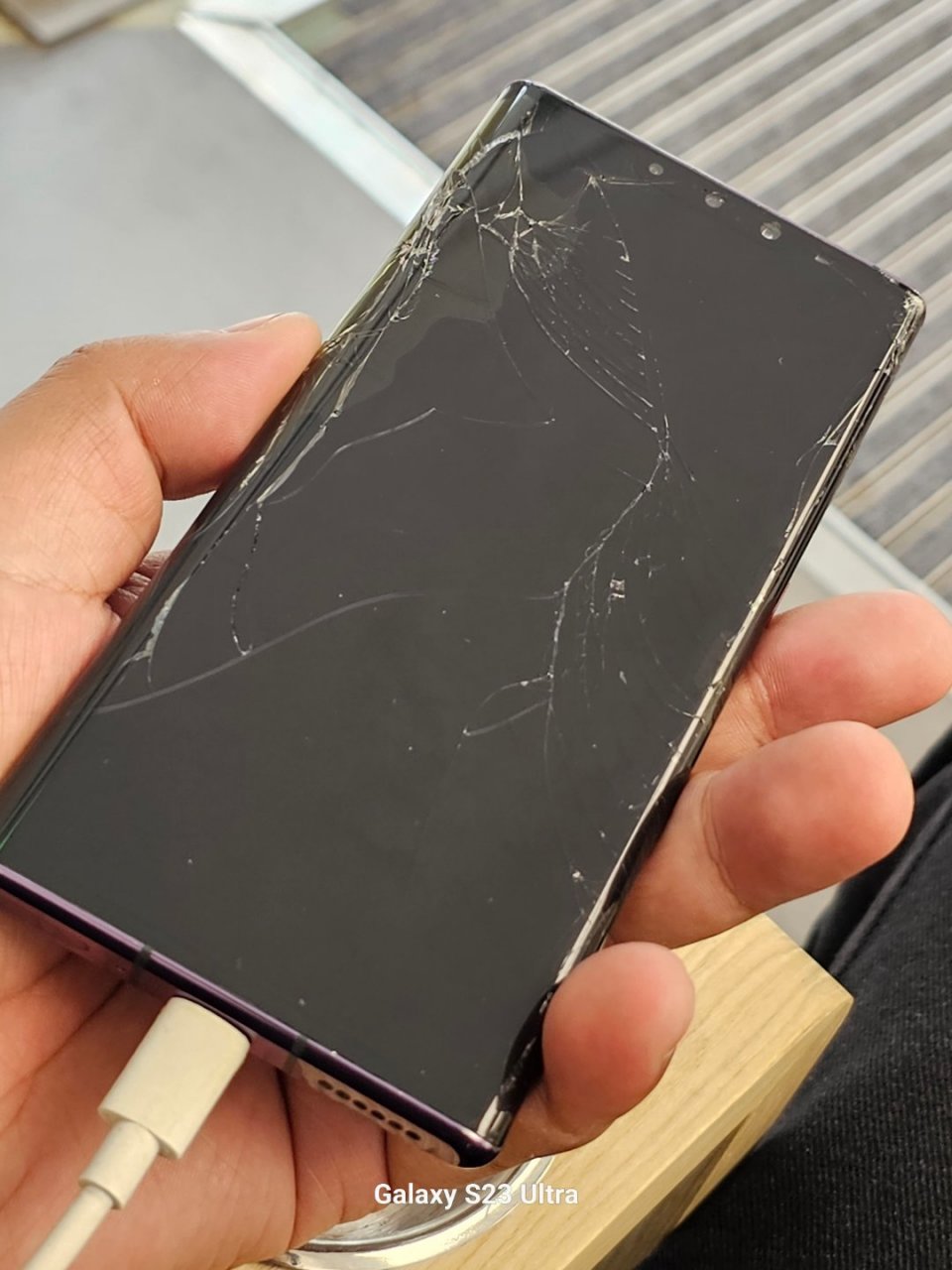 华为售后还是可以的 手机摔成这样了 都有点歪 加上确实有点老 换屏