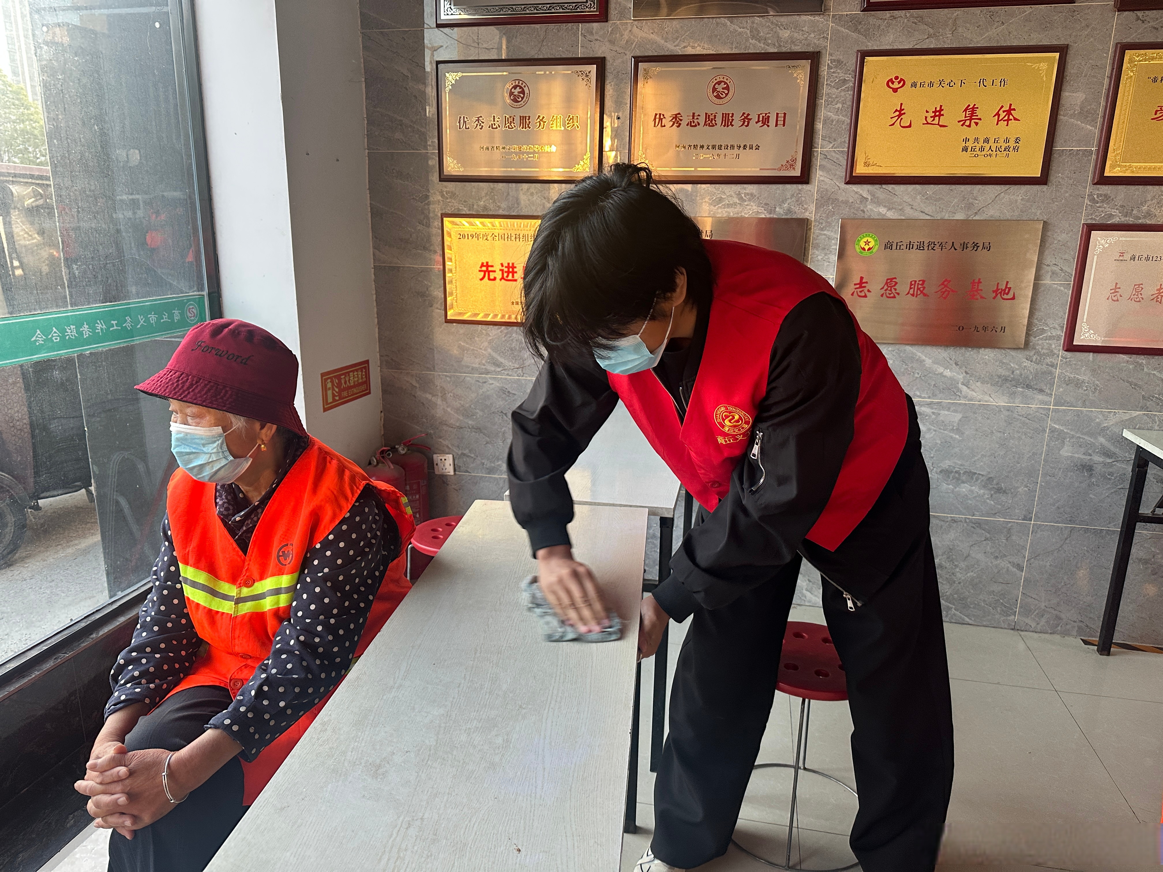 积极参与各项工作,洗菜,切菜,给环卫工人们打汤,打菜,志愿服务志愿者