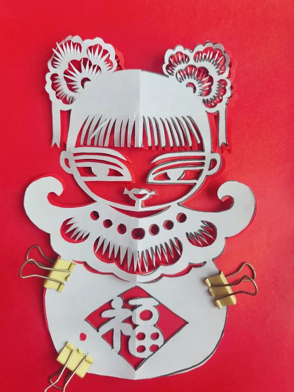 通过下面这个牡丹娃娃剪纸全过程我们就清楚了.