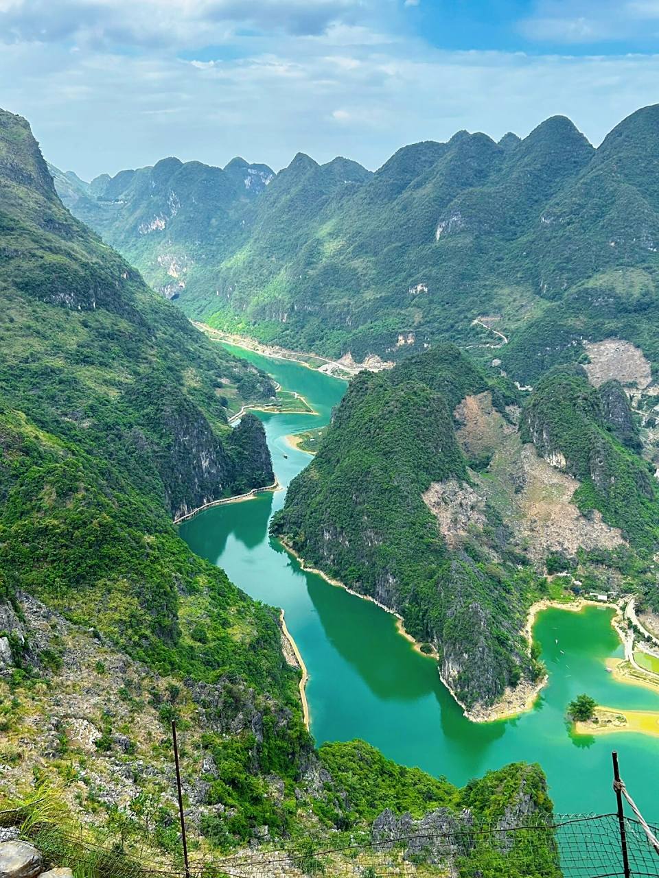 浩坤湖位于广西省百色市凌云县,是一个4a级景区,进景区需要门票90