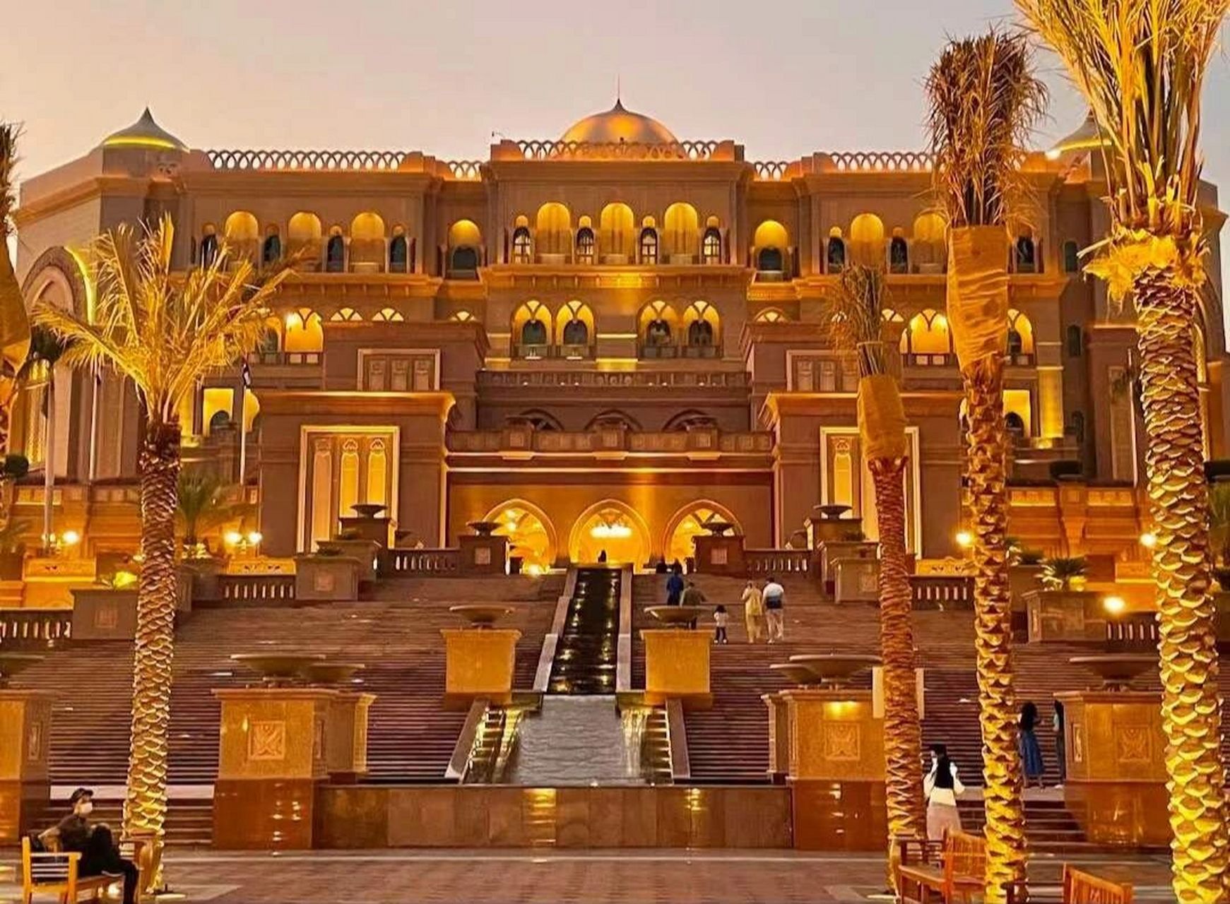 都说迪拜遍地黄金,连咖啡都是