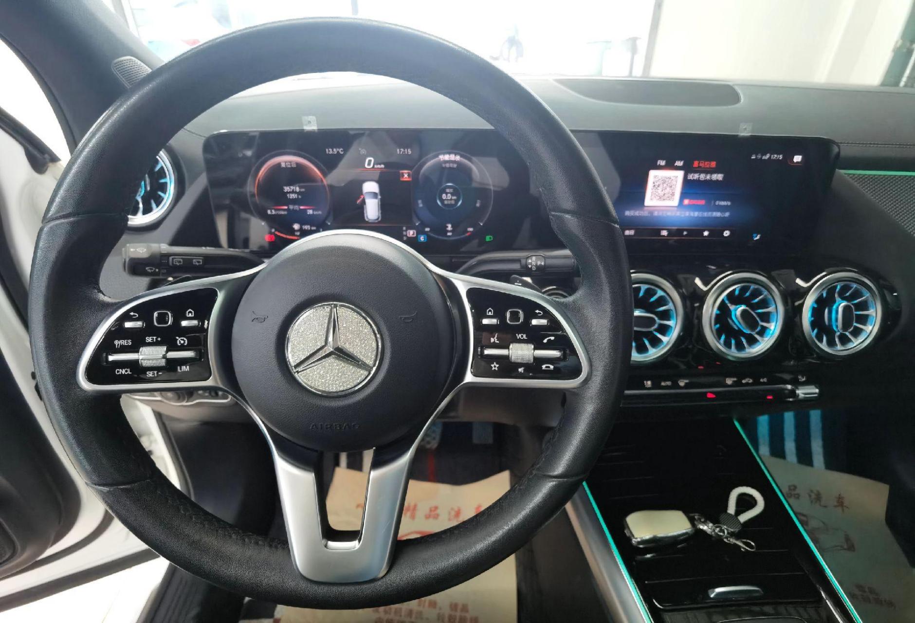 2021年新款奔驰gla180 新车指导价27万多1.