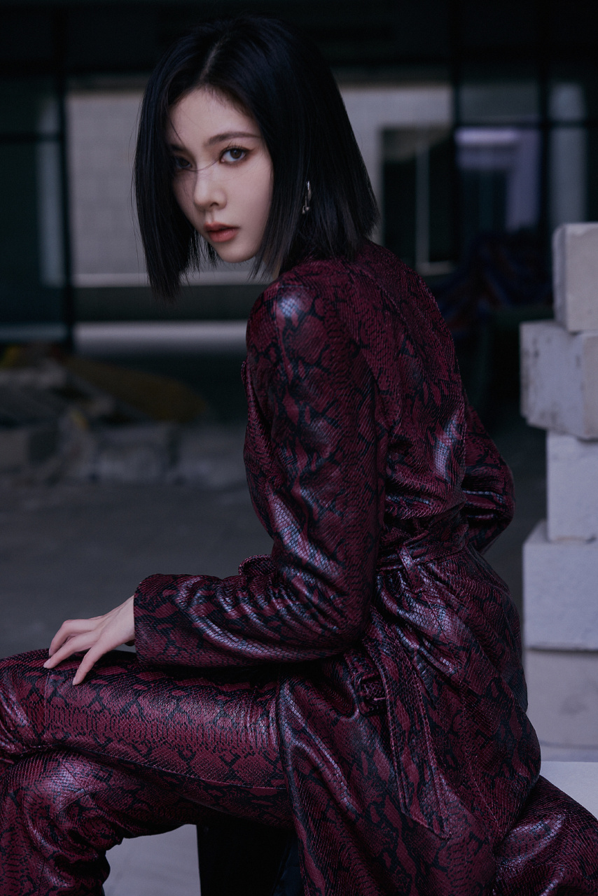 宋妍霏酒红色长皮衣,利落短发,干练飒爽