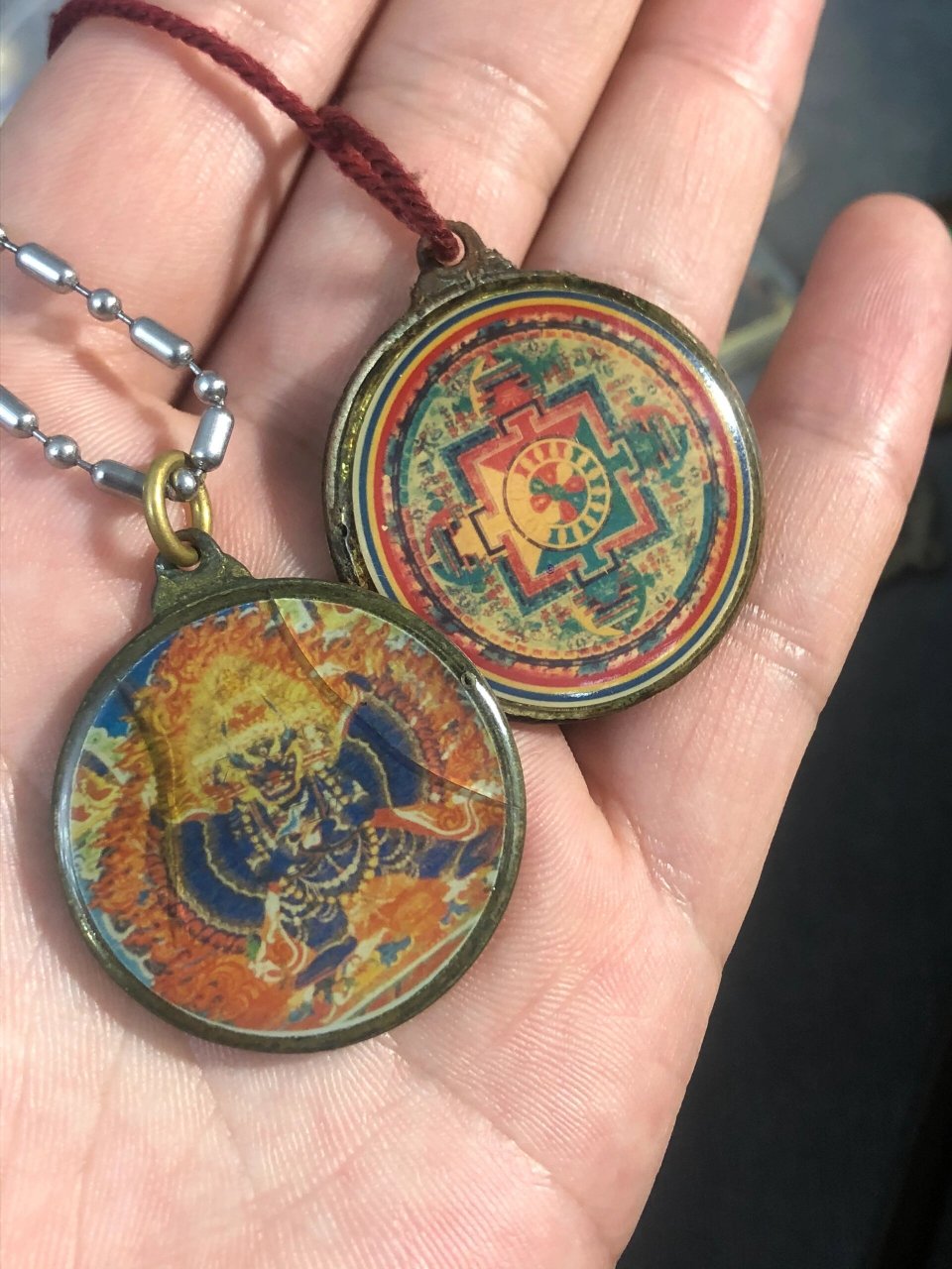 藏传老像章 手里最特殊的两块牌子,一个大威德金刚背面文殊心咒,铜