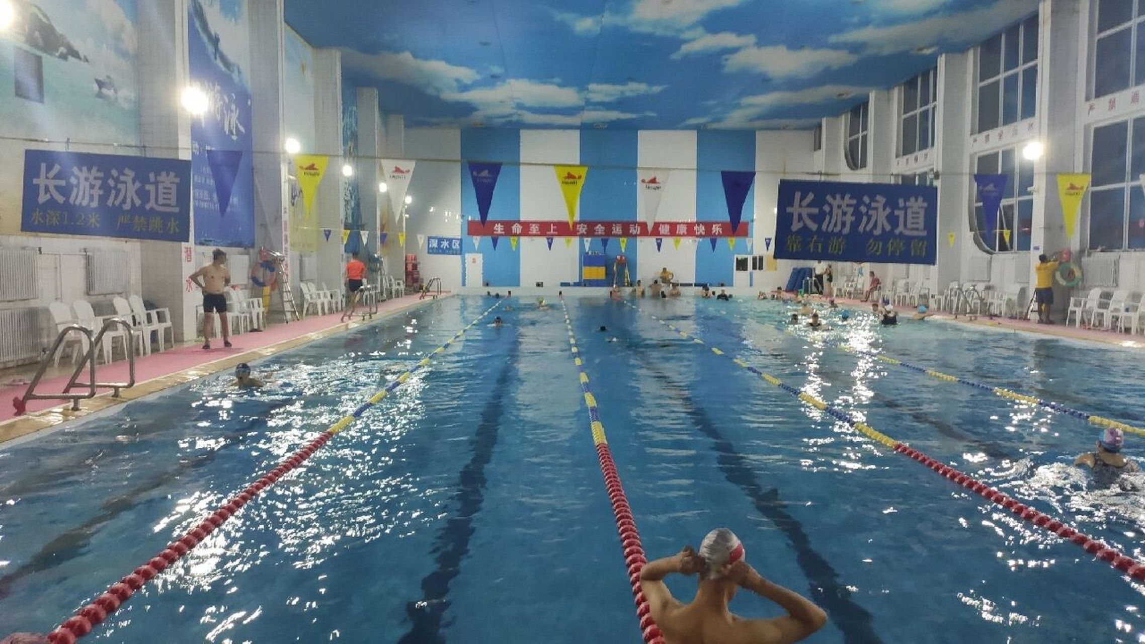 京体游泳馆,有年卡可单次收费 已重新开放,需提前预约(实体卡,需要约