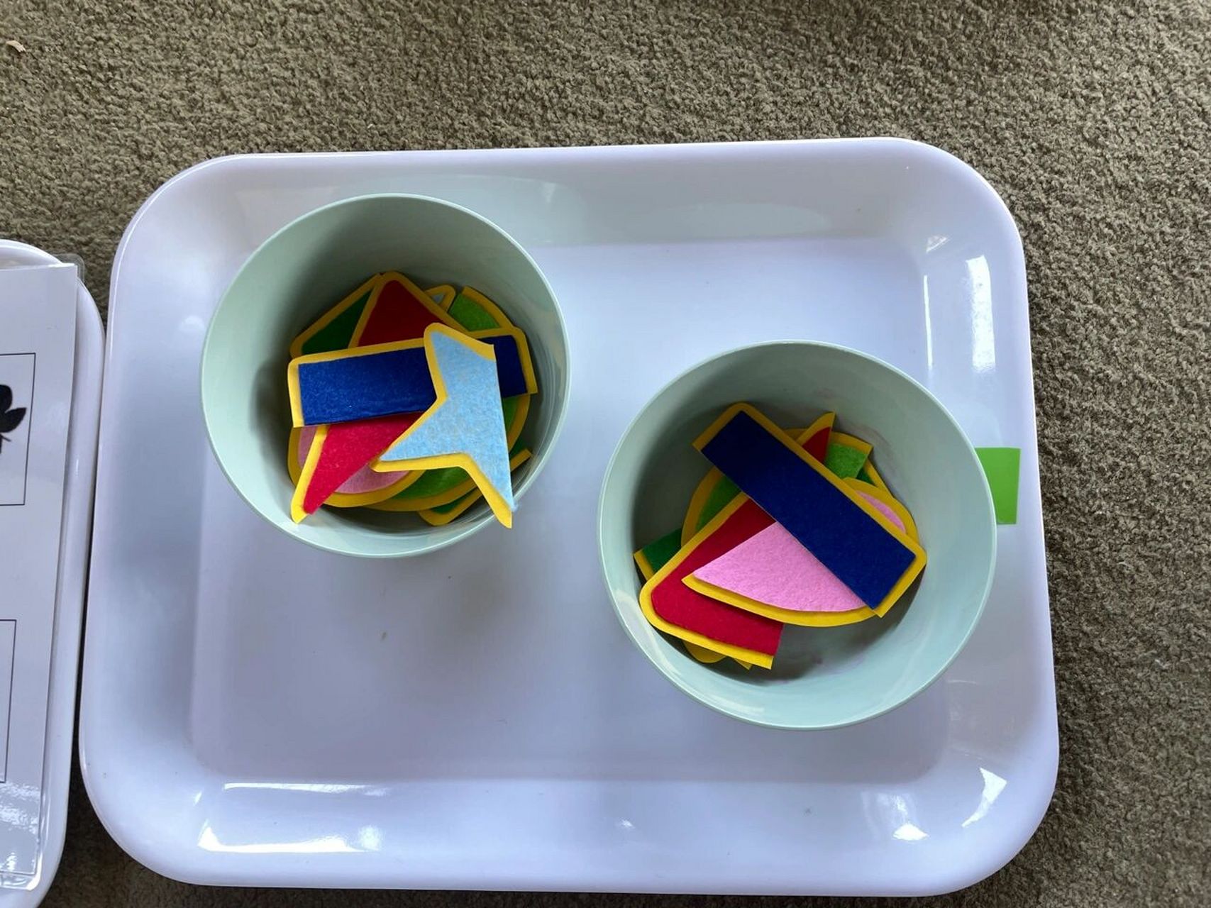 幼儿园小班自制教具 1,用卡纸和布织布制作成的图形配对,非常耐用 2