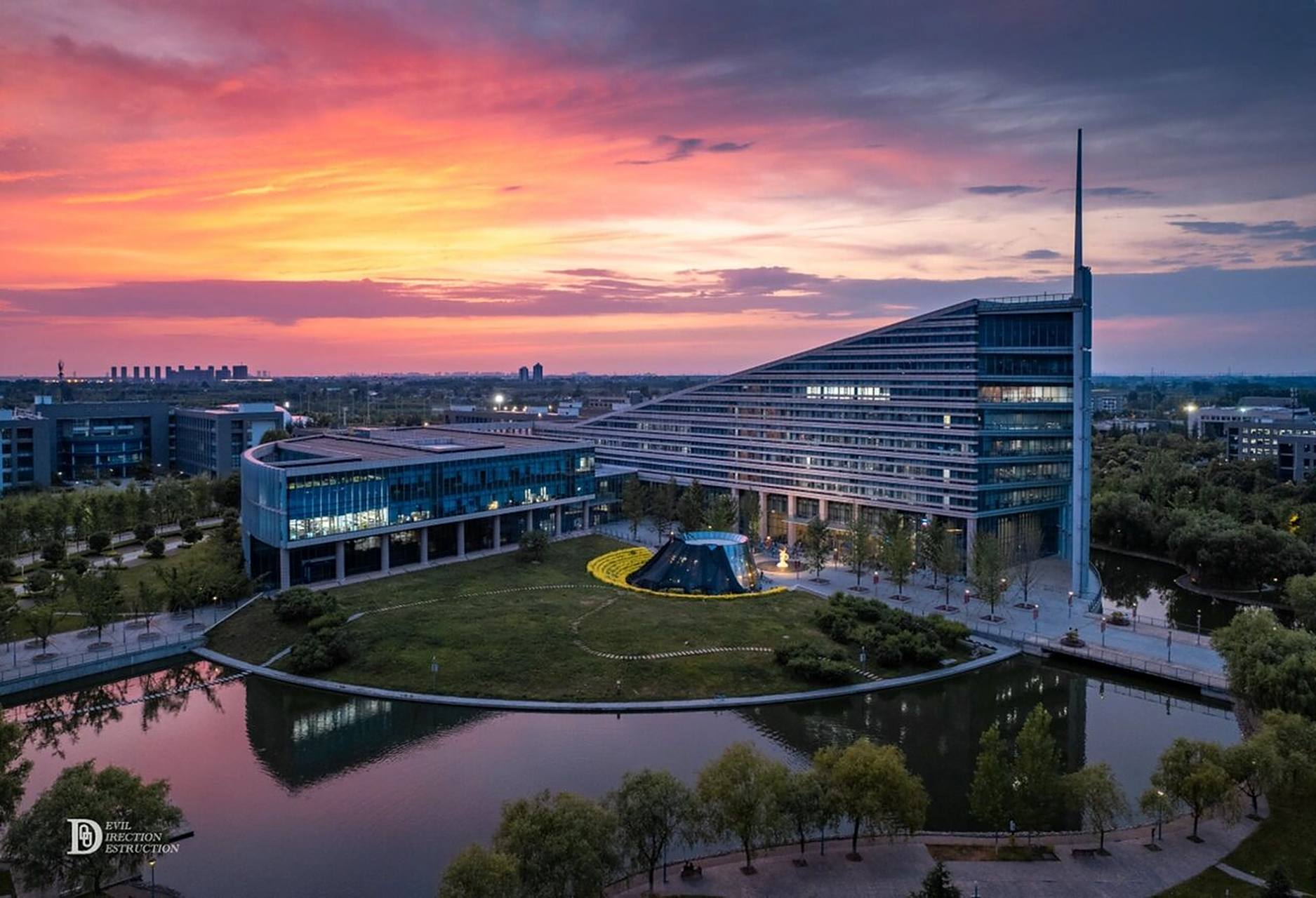 西北工业大学·一张低视角的图书馆超级晚霞 拍摄于2021年6月9日,p2为