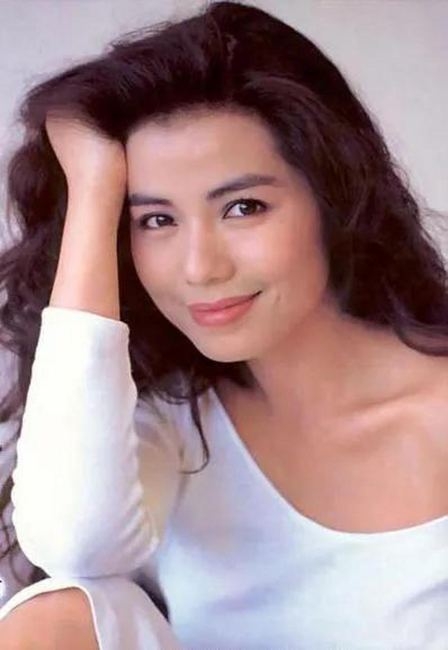 钟楚红,是香港影视圈的知名女演员和歌手,被誉为"香港第一美女".