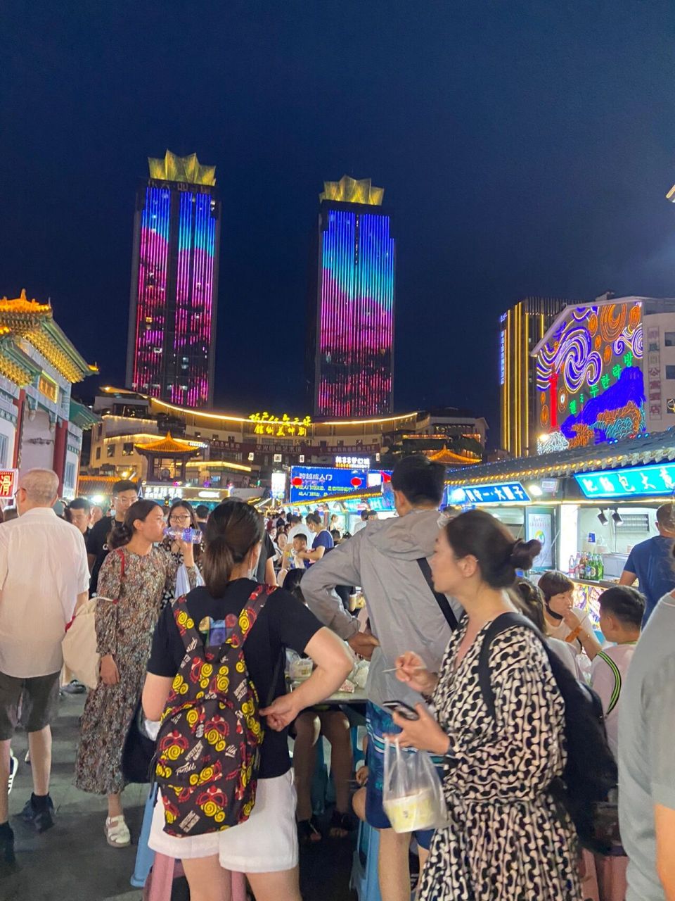 威海韩乐坊和欧乐坊夜市 两个夜市都去了,韩乐坊在火车站那边,欧乐坊