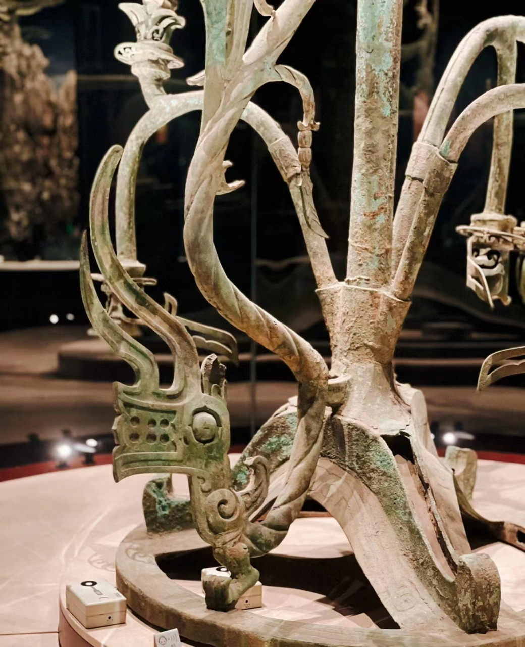 它高达351厘米,由两千多片铜叶组成,是三星堆文化中最具代表性的器物