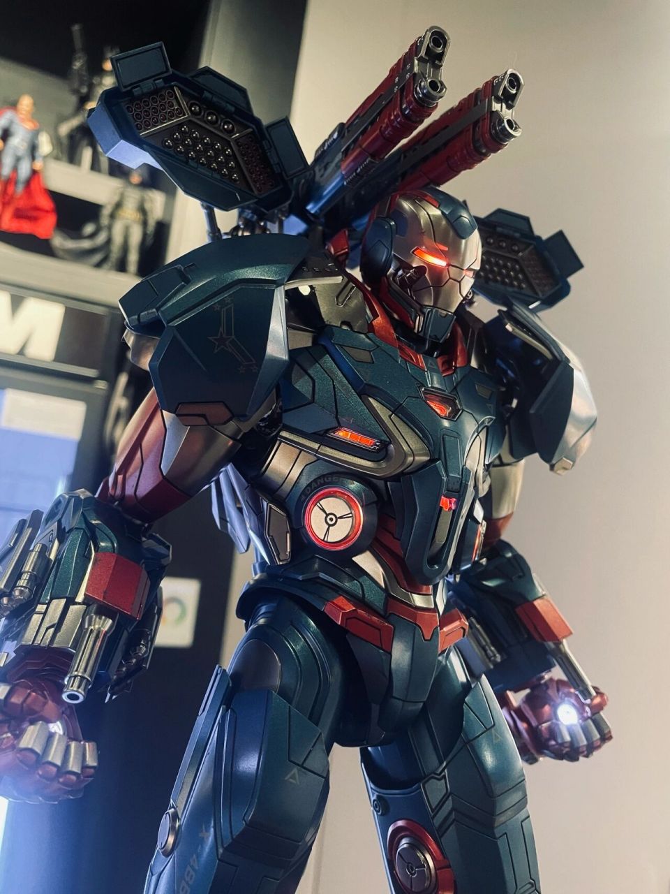 复联4钢铁爱国者:最酷的战争机器装甲 战争机器首次登场在mcu《钢铁侠