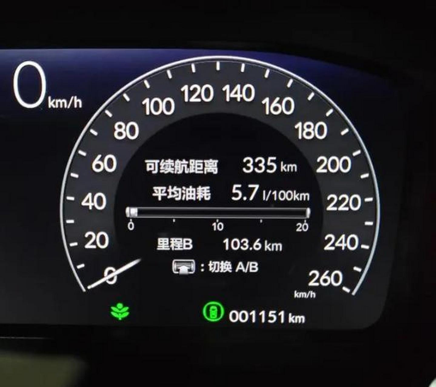 当油表指针靠近字母f时,表示油箱内油量充足;当指针靠近字母e时,则