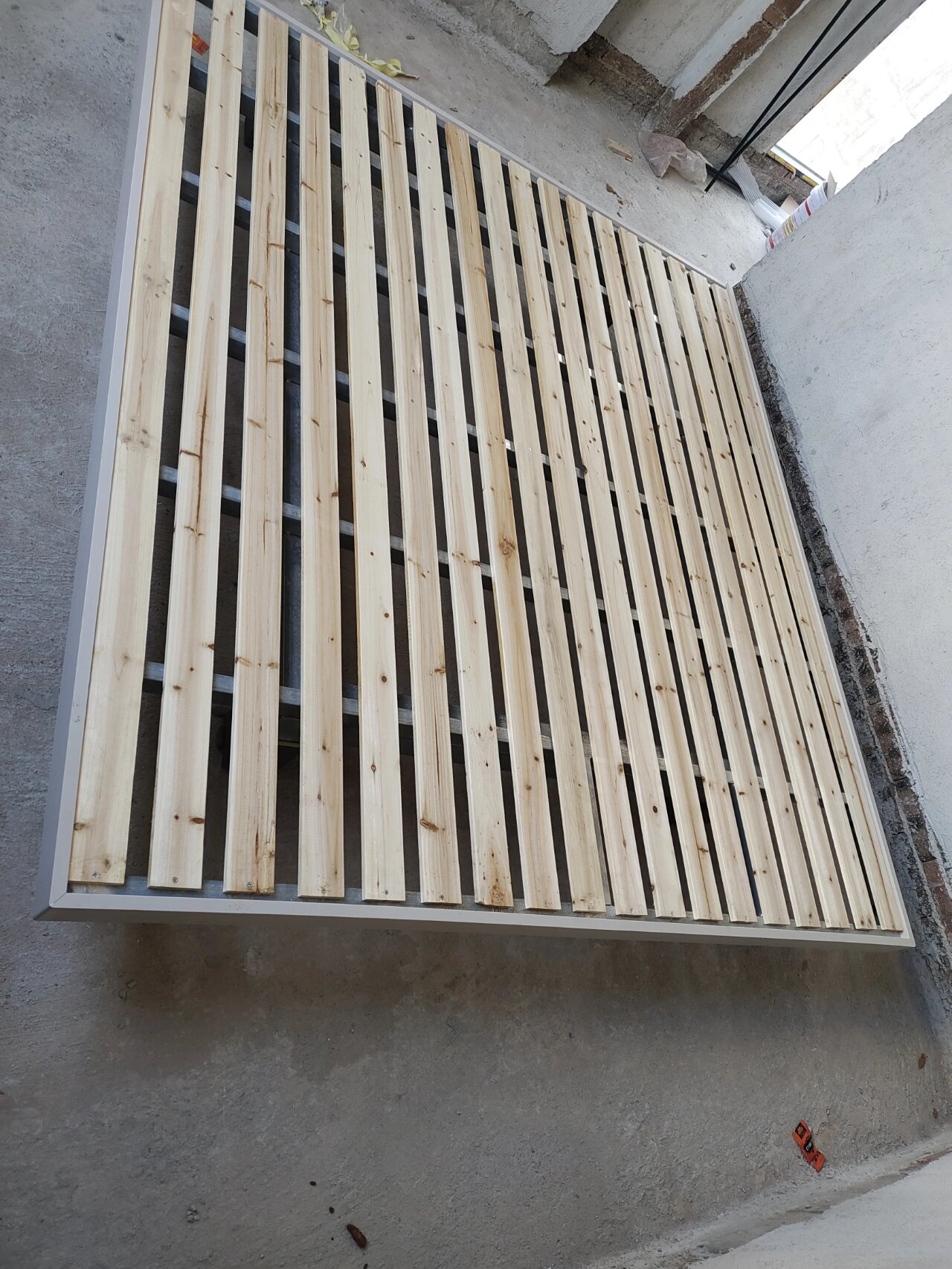 自制悬浮床,钢管铁架悬浮床,太稳了吧 铁架周边用木条围了一圈,下挂一