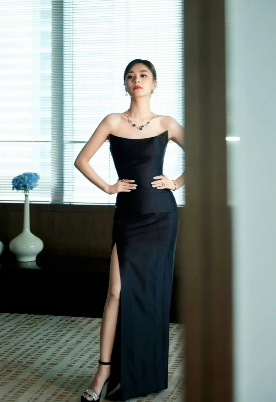 钟欣潼本来就是颜霸,这下穿这种裙子好好看啊