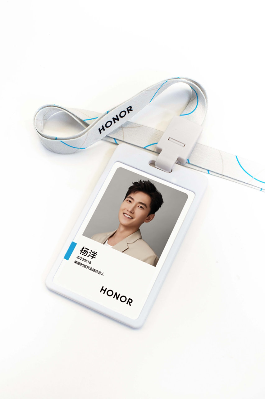 不是的,荣耀是给全球代言人杨洋发了"工牌",和