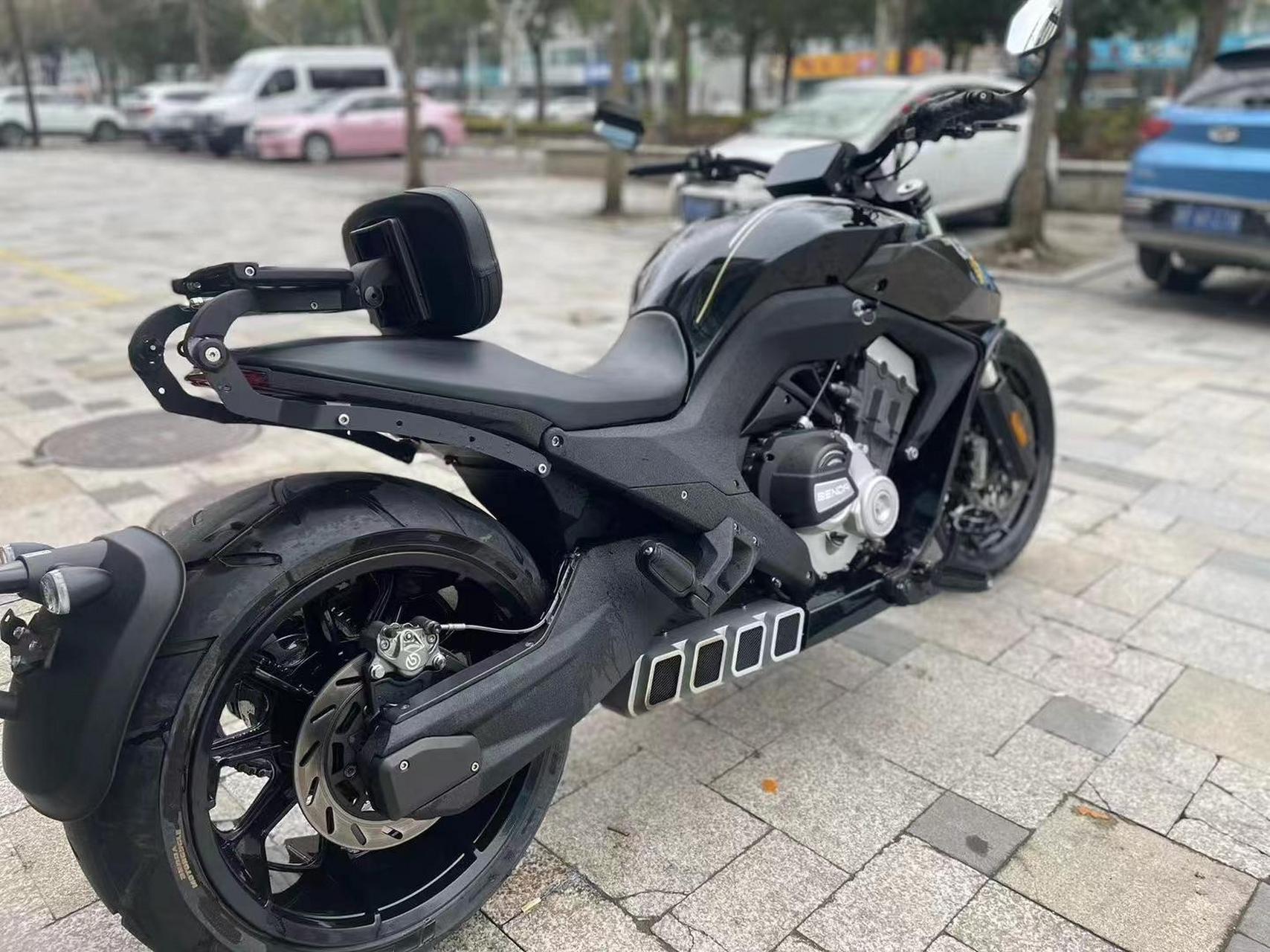 奔达燎700,仅行驶两千多公里,车况完美无瑕疵,改装靠背,七百排量超大