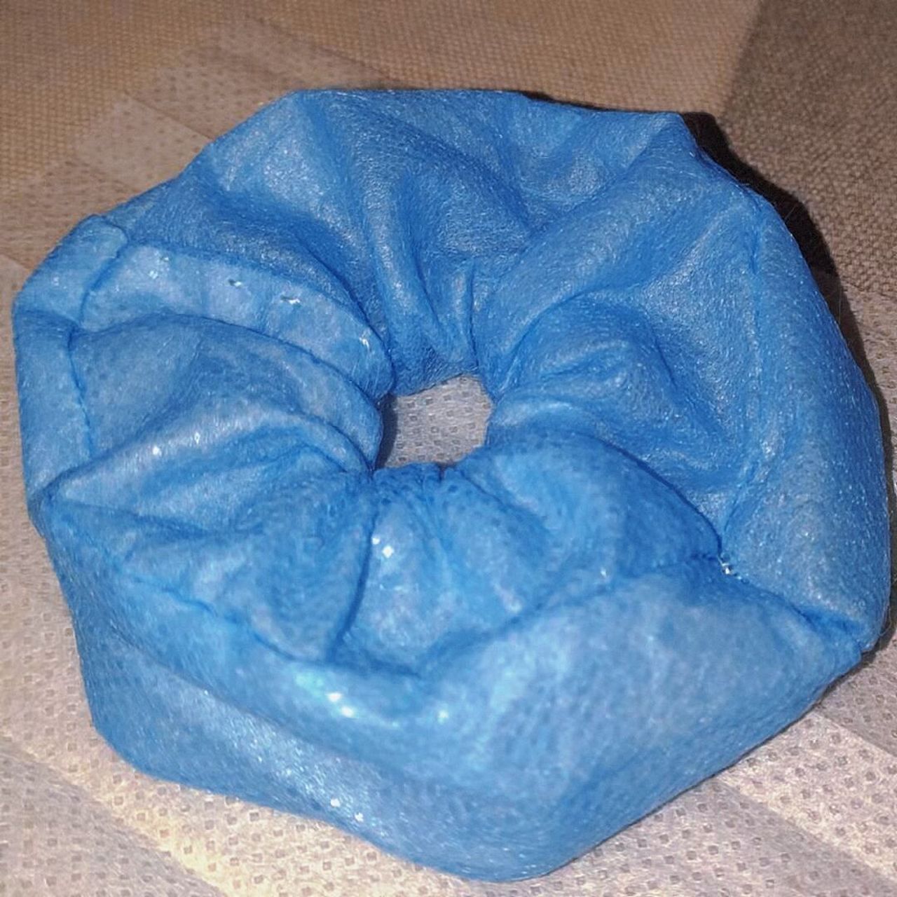 用口罩制作大肠发圈 用口罩自制大肠发圈#大肠发圈# #口罩# #自制大肠