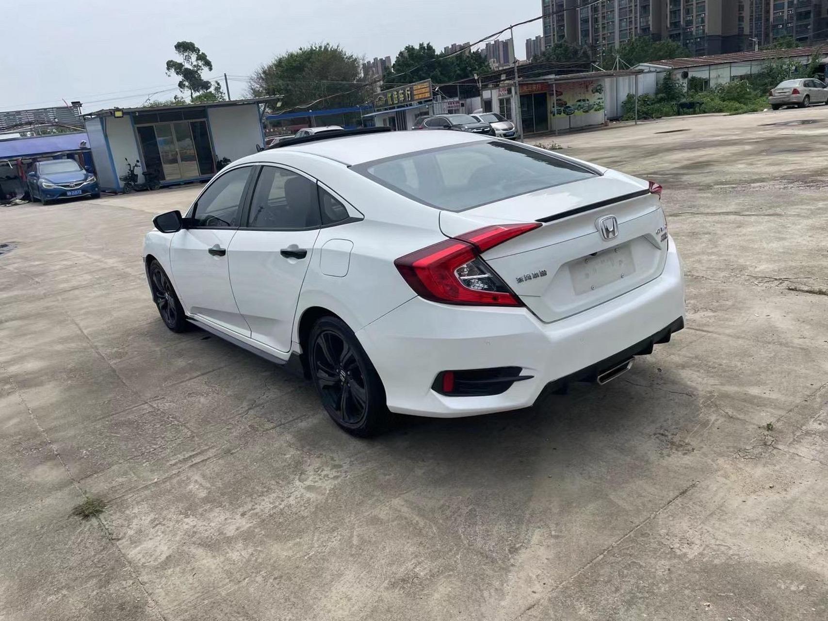 5t燃动版,最美珍珠白黑内,一键启动,恒温空调,大屏导航,天窗,17寸运动