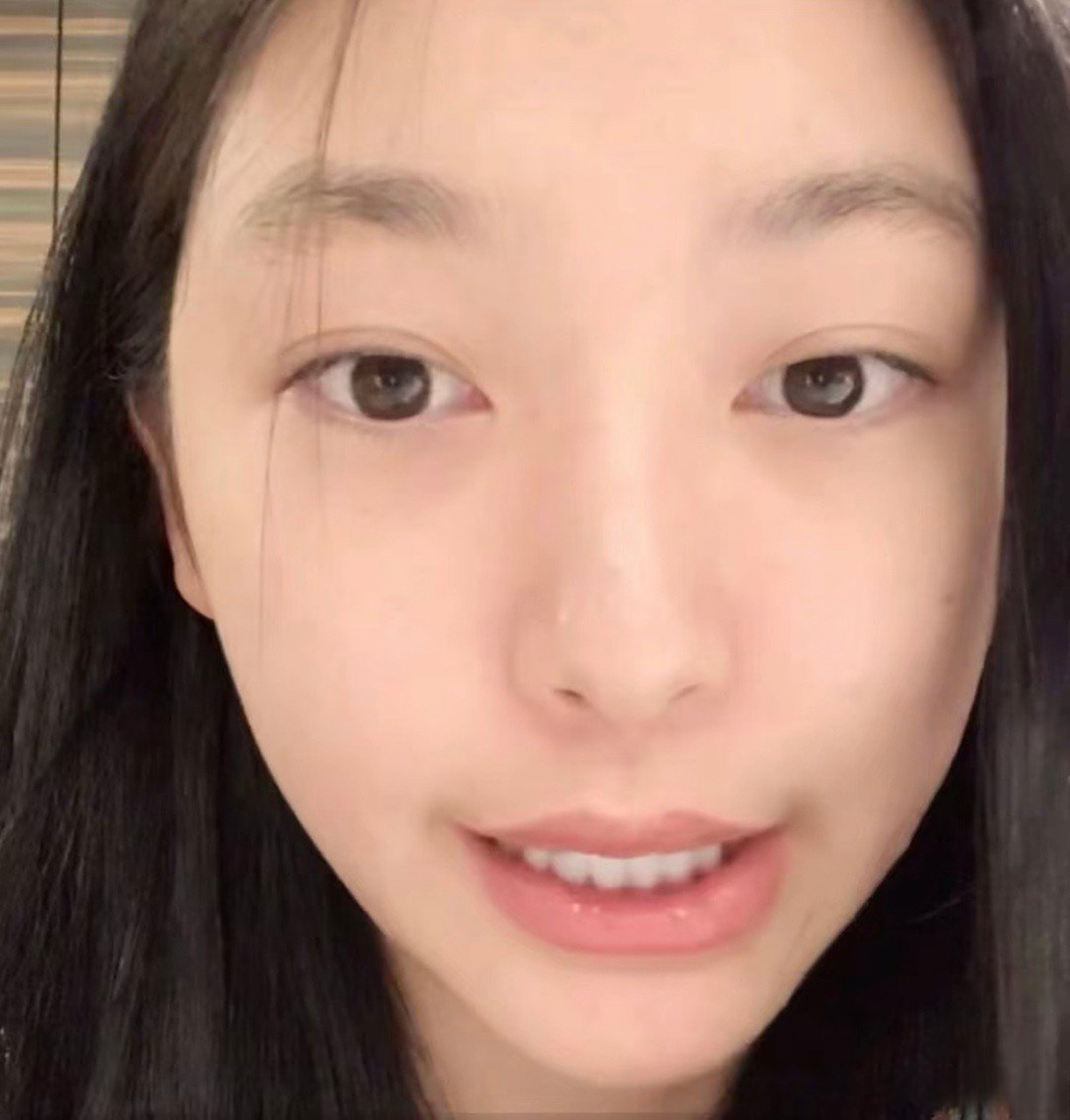 易梦玲素颜直播,感觉还不如普通美女呢[捂脸]