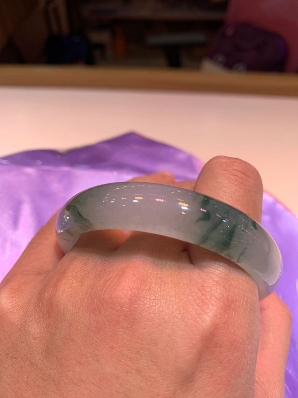 冰种飘蓝花翡翠手镯大家帮我看看值不值 大家帮我看看值不值 圈口56.