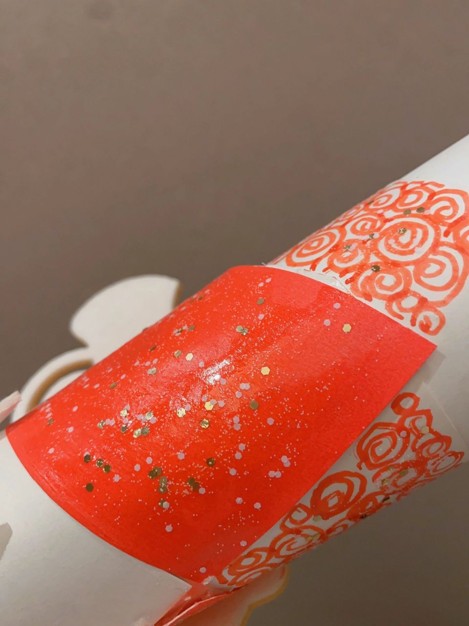 幼儿园手工制作火炬 材料:红白卡纸,丙烯颜料9015,亮片指甲油97