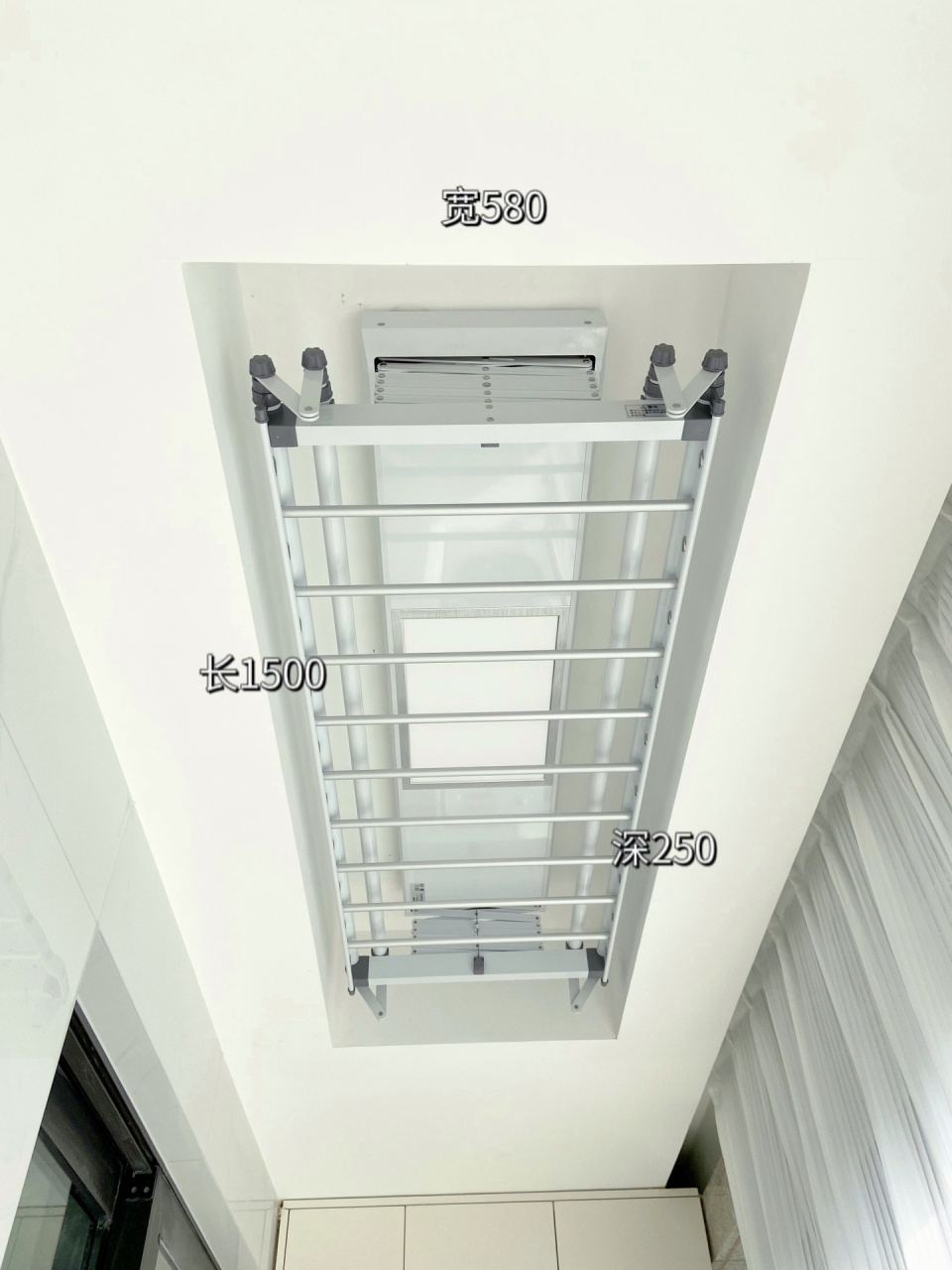 阳台改造的时候,吊顶这块专门预留了电动晾衣架凹槽和窗帘盒凹槽,最终