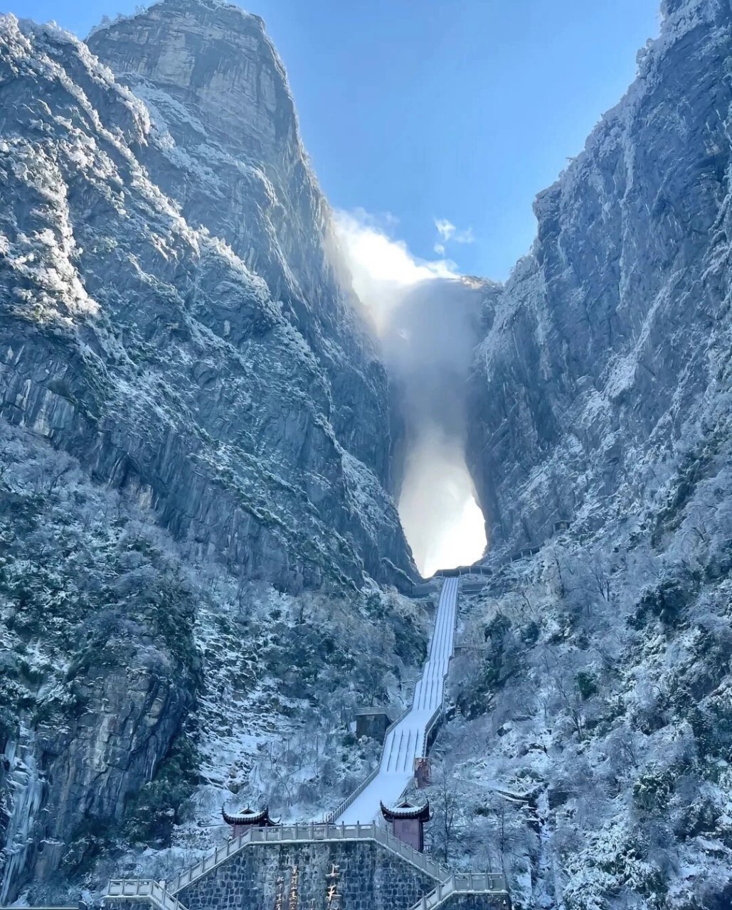 天门山雪景的诗词图片