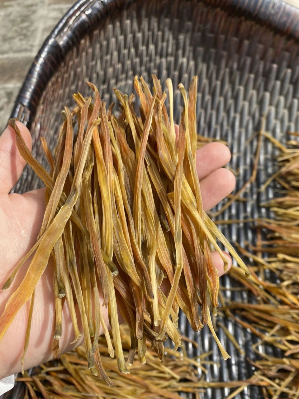 自然晾晒黄花菜干 98 自然晾晒黄花菜干 未经过任何加工 所以颜色不