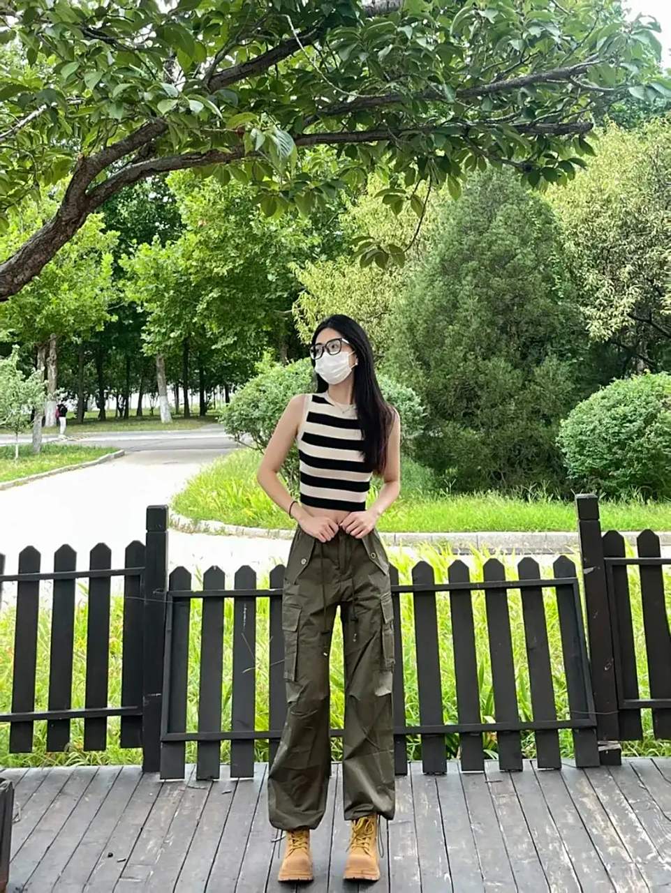 黑白的粗条纹背心搭配军绿色工装裤,衬托得身材高挑纤瘦,气质上也是