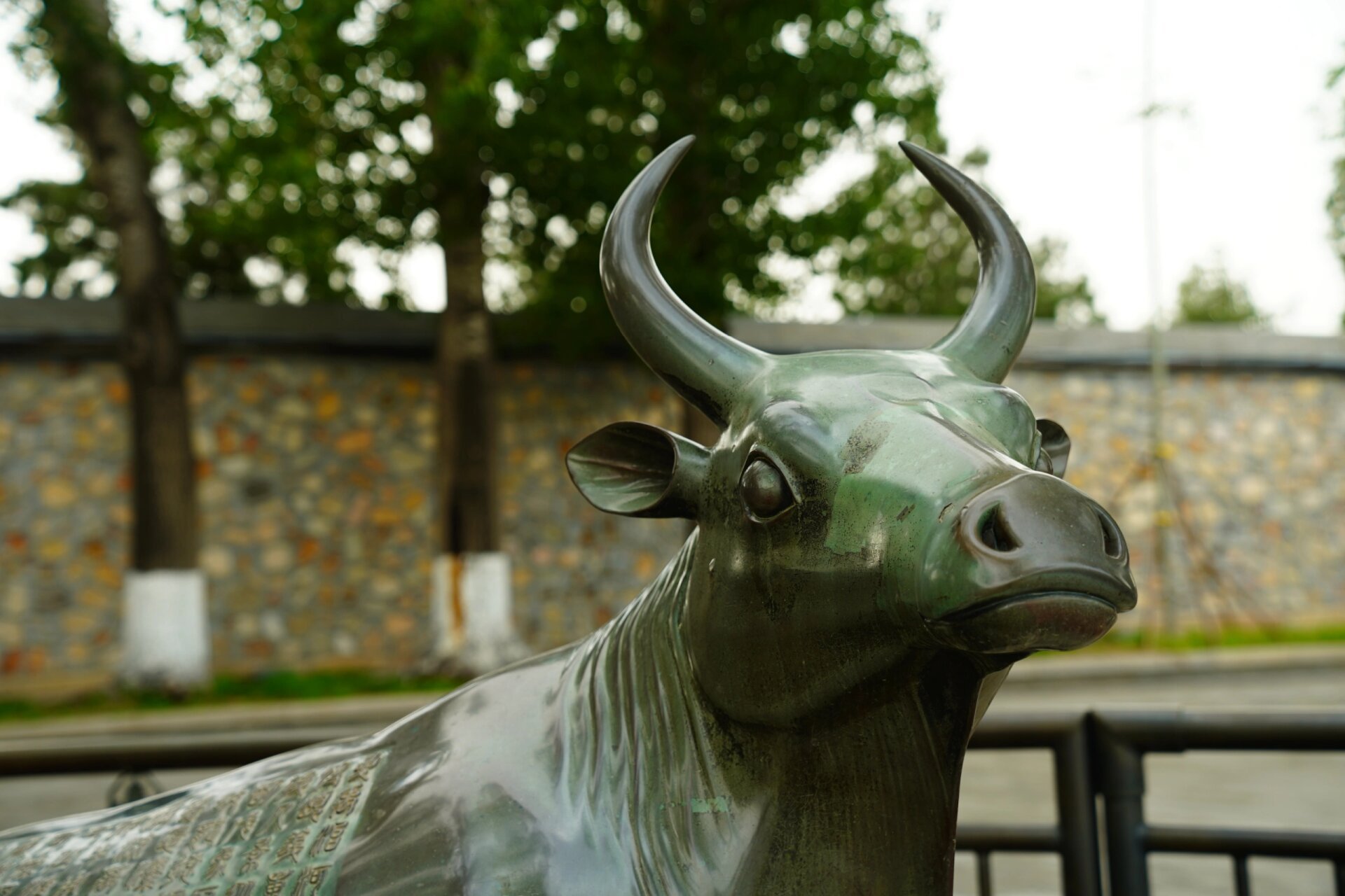 颐和园·铜牛 在北京颐和园景区内的东南部有一尊铜牛,中国古代把铜也