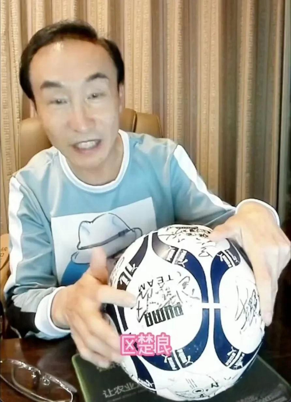 一个假签名球也就还好吧,我去中超现场看球,周围的球迷80%都穿山寨