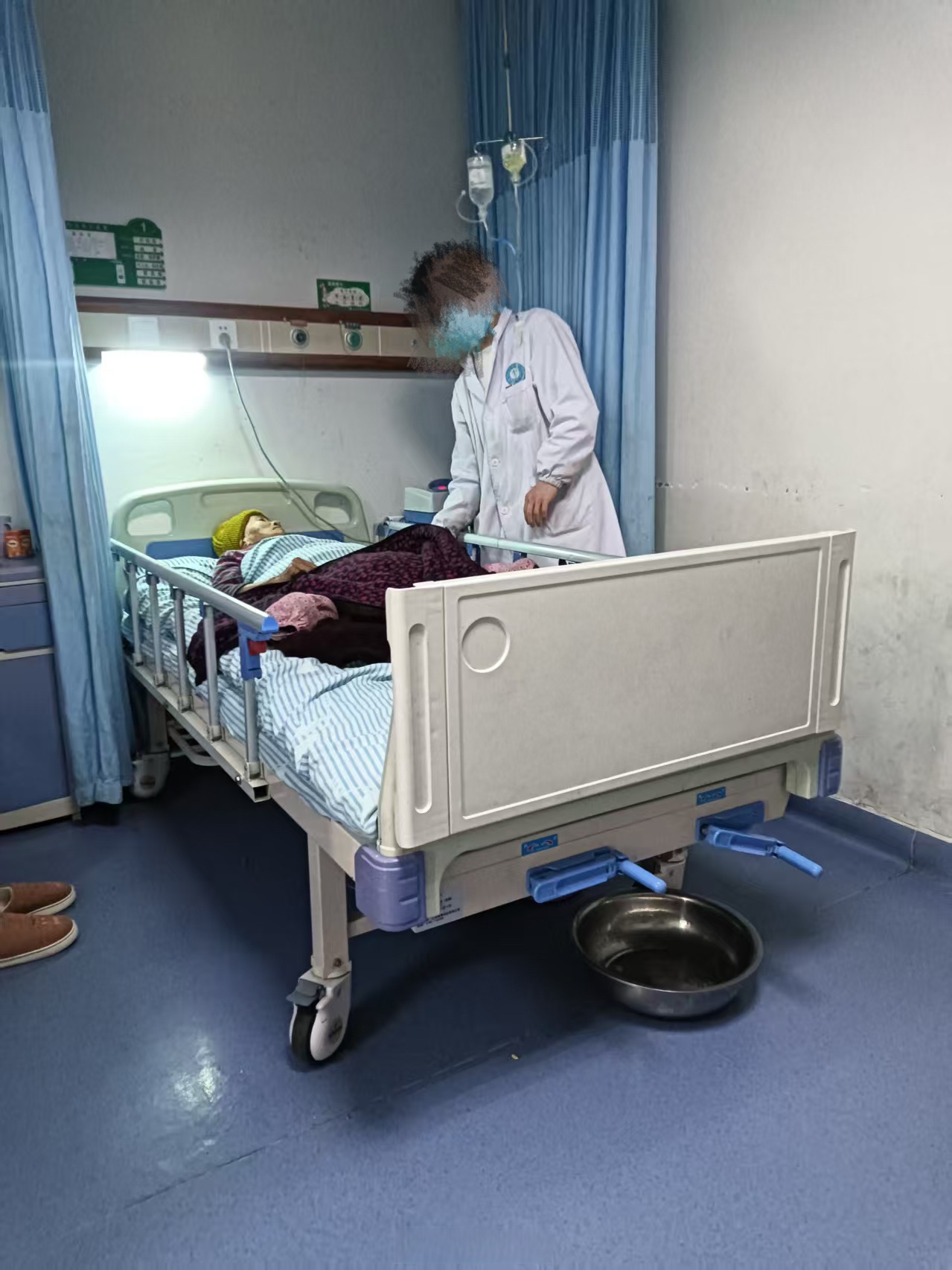 父亲给我发微信说奶奶住院了,老毛病:去年的