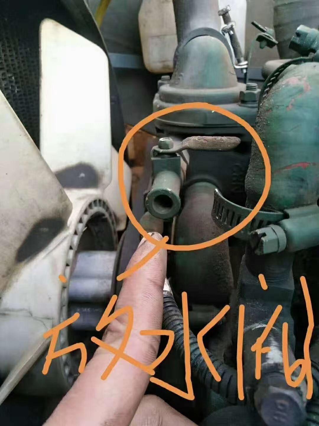 时间低温,低温对发动机会产生十分不利的影响,没有添加防冻液的收割机