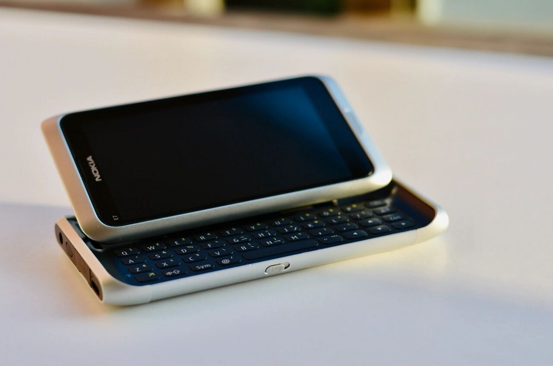 诺基亚e7-00,就像一位旧时代的老英雄 他是承接n97的诺基亚全键盘旗舰