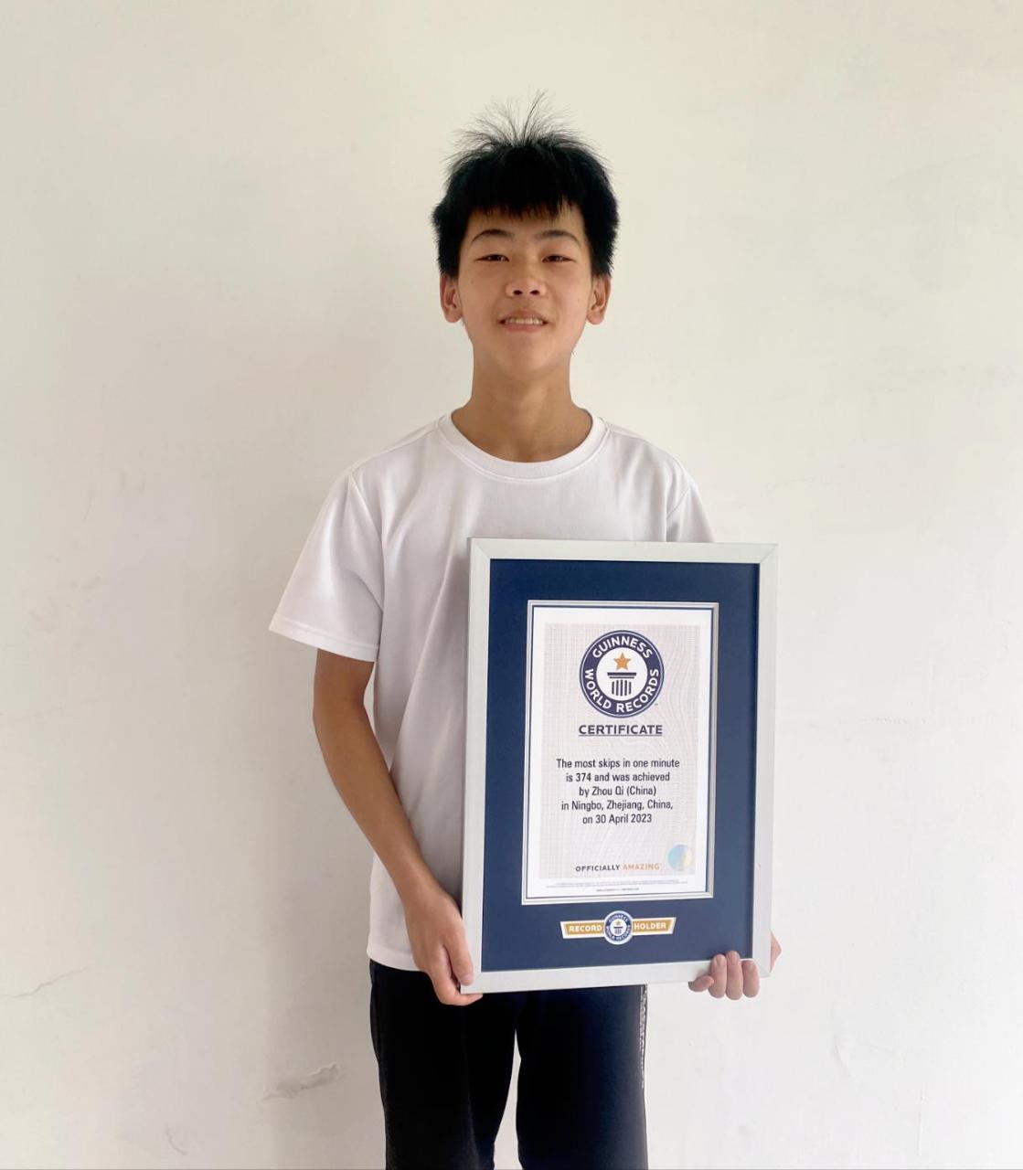 来自余姚陆埠中学的周琦同学成为当前"1分钟跳绳次数最多"的人.