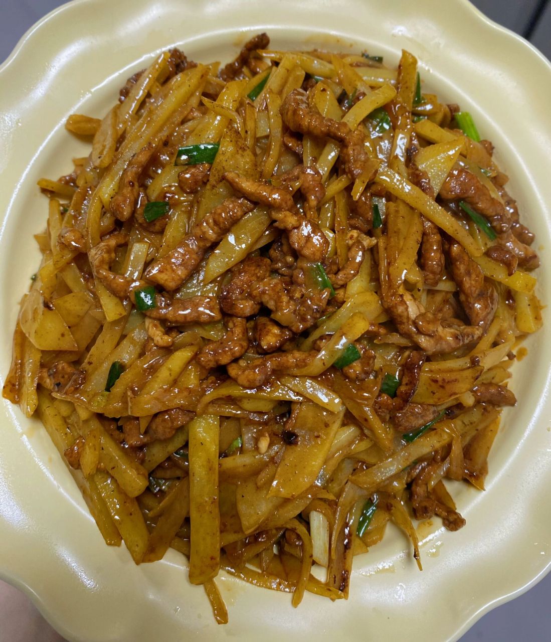 99土豆丝炒肉99隔着屏幕都能感觉到它好 99做法99 1,瘦肉切丝