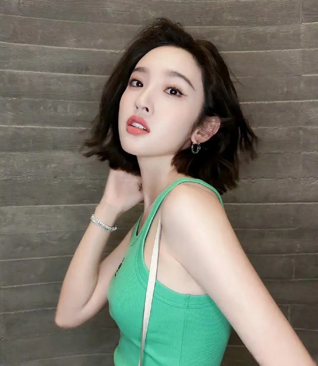 唐艺昕晒出了最新生活照,简直清新亮眼,活力满满!