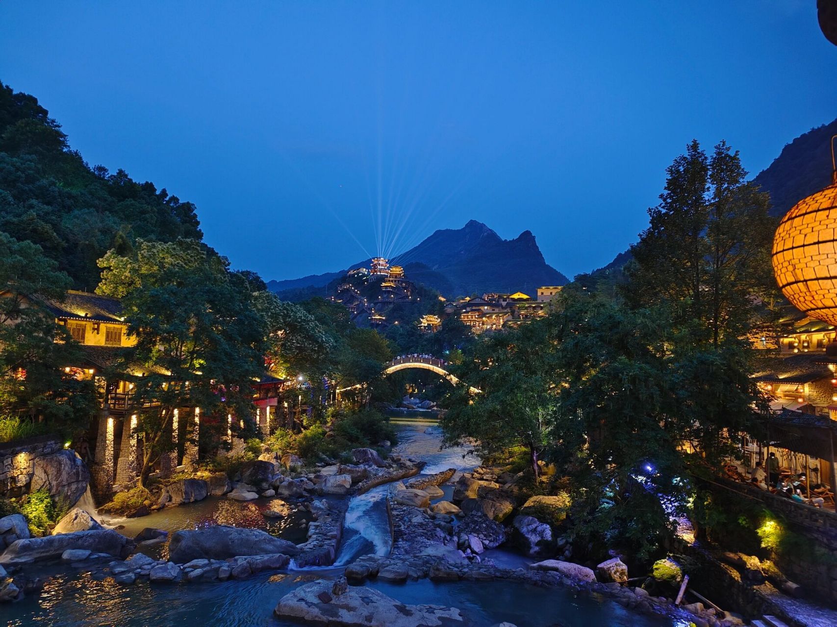 高铁直达上饶站,拼车到望仙谷$35(民宿老板给我们联系的拼车),路程