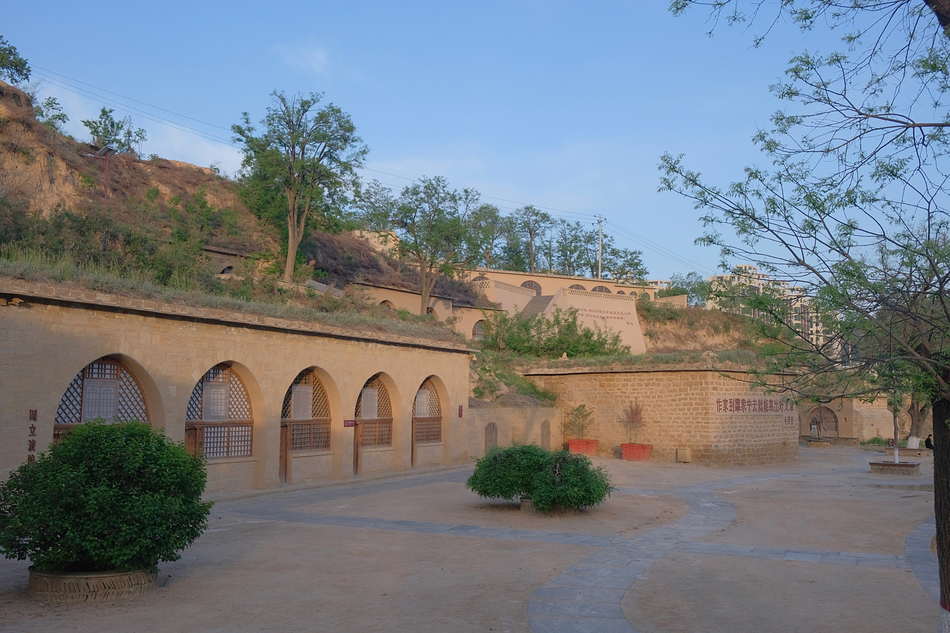 恰逢100年去了一次延安,来说说陕北窑洞,这种"没有建筑师的建筑"  .