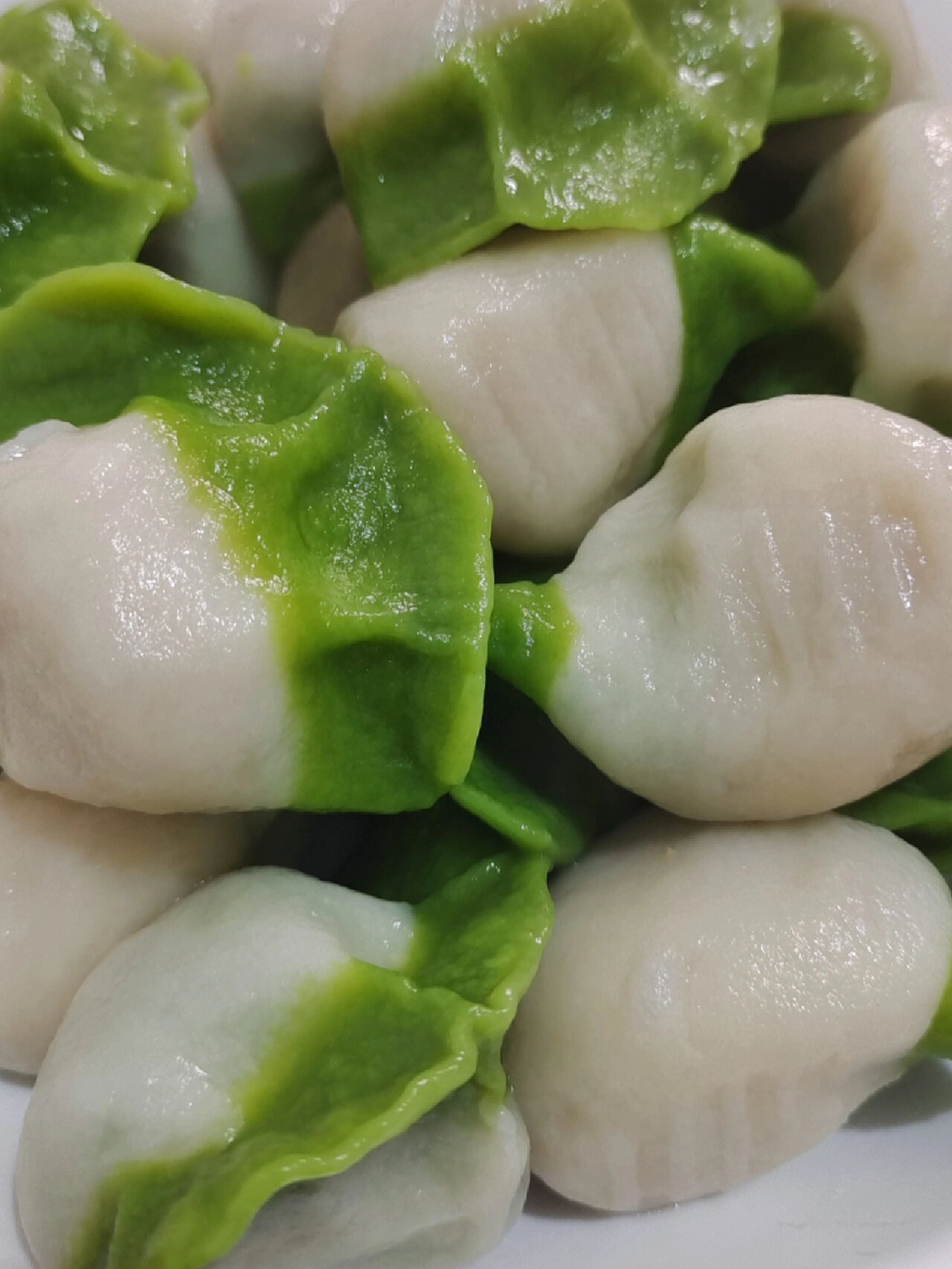 菠菜汁双色饺子 换个花样做饺子,孩子多吃蔬菜 一把菠菜洗净绰一下水